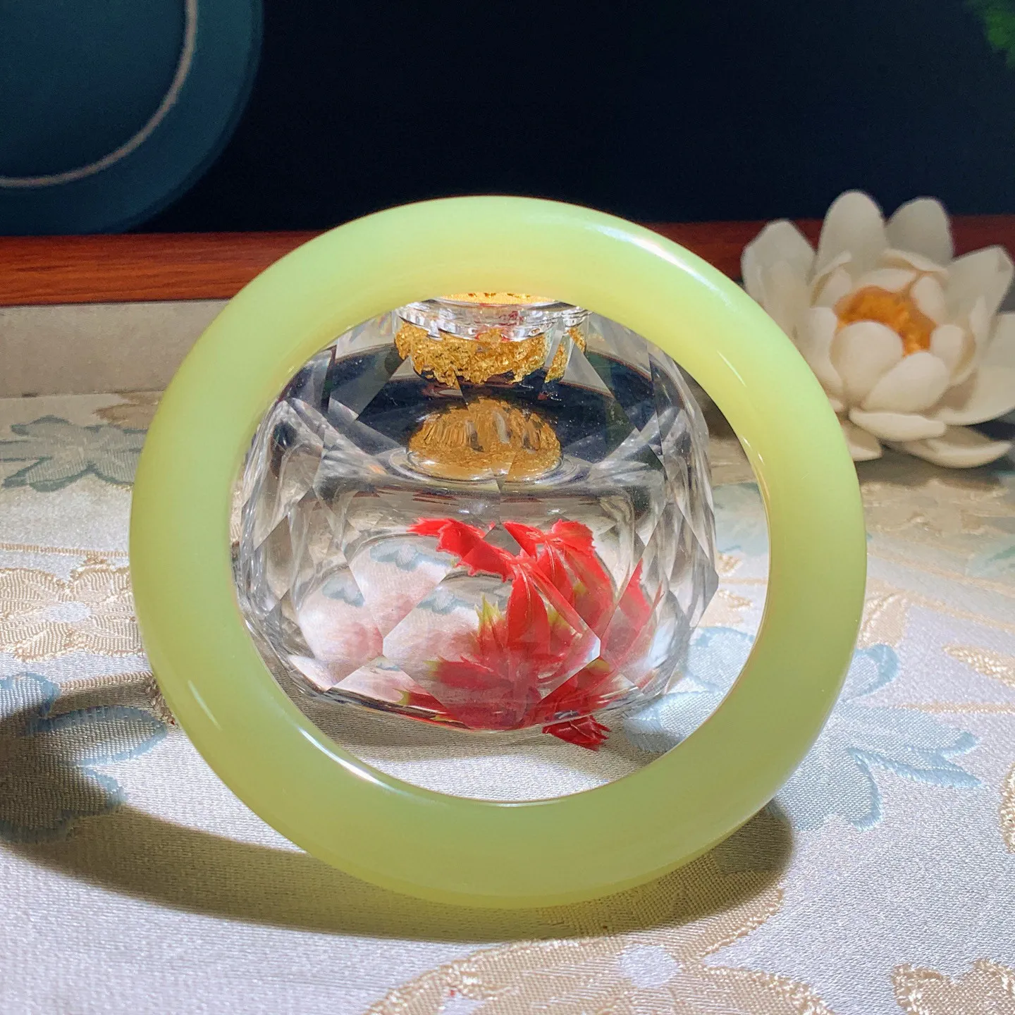 57圈口和田玉若羌黄口料手镯，圈口57宽12.3玉质细腻油润。手推出油品相大