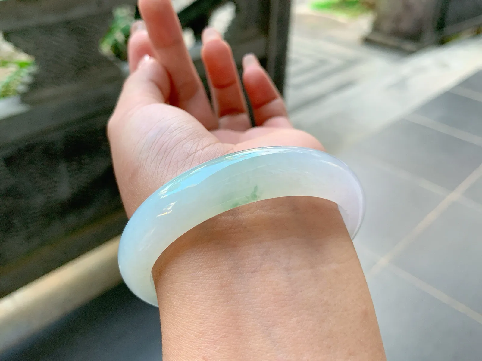 ️｜57圈口
白冰飘绿花，整体透亮细腻，端庄大气，花色轻盈飘逸，