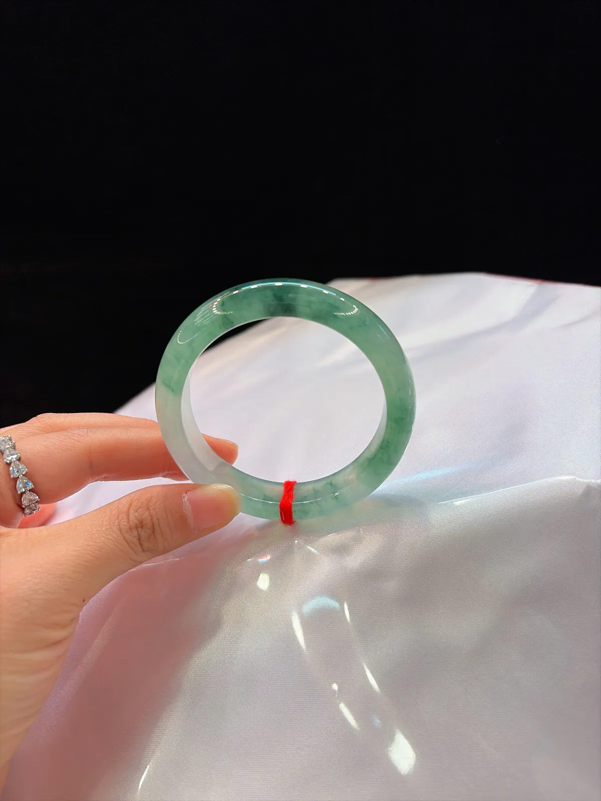 ｜53圈口
【冰飘花半山半水·灵动飘花】
“半山半水藏意境，飘花灵动腕间生”​​
——整圈起光，实物更绝
规格【53.1/12.7/8.6】