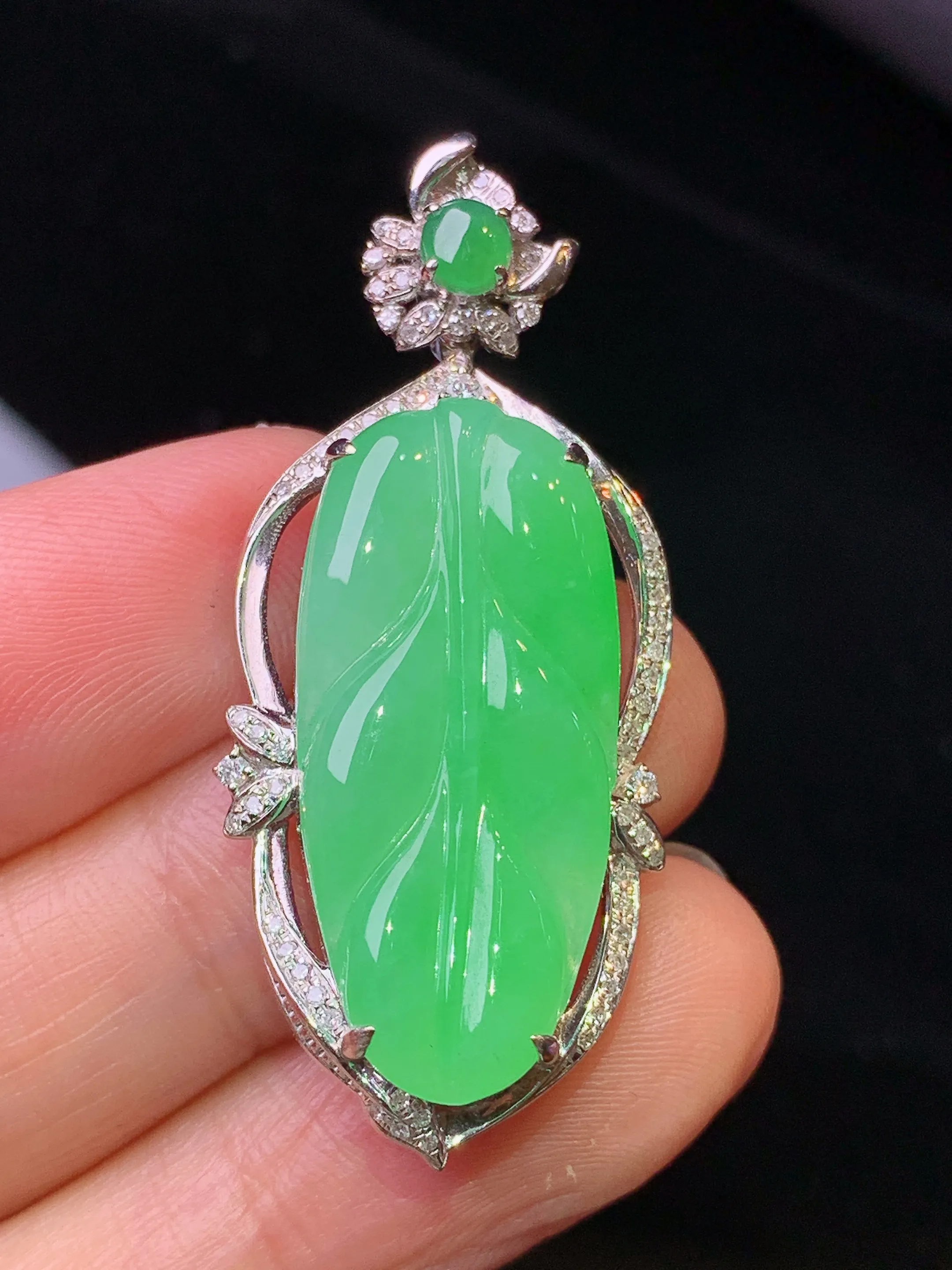 18金钻镶嵌翠绿树叶吊坠 玉质细腻 色泽清新艳丽 整体尺寸42*17.8*7.3