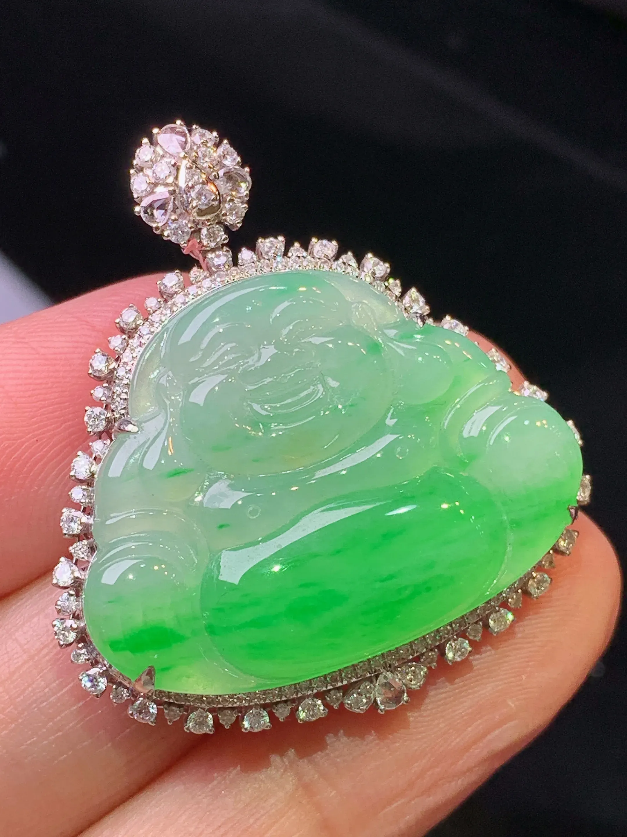 18金钻镶嵌飘绿佛公吊坠 玉质细腻 色泽清新艳丽 整体尺寸35*32*8.8