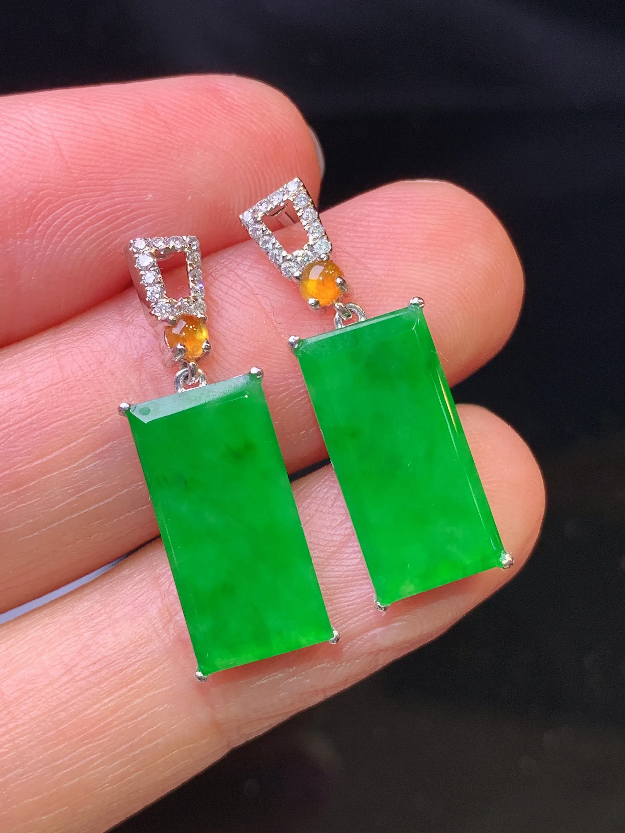 18金钻镶嵌满绿无事牌耳坠 玉质细腻 色泽清新艳丽 整体尺寸24.5*7.6*2