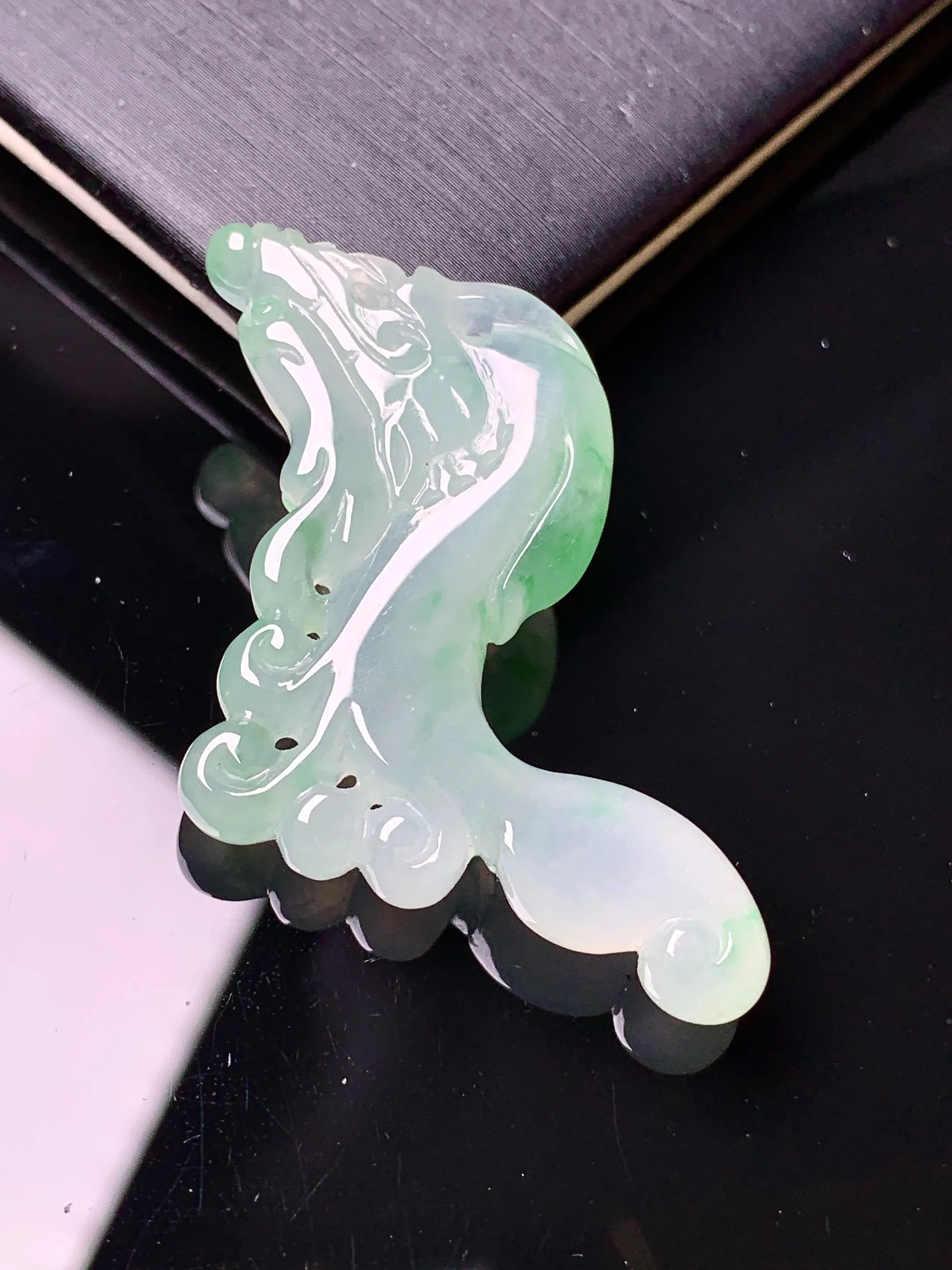 飘绿生肖龙吊坠 玉质细腻 色泽清新艳丽 整体尺寸45*17*5.3