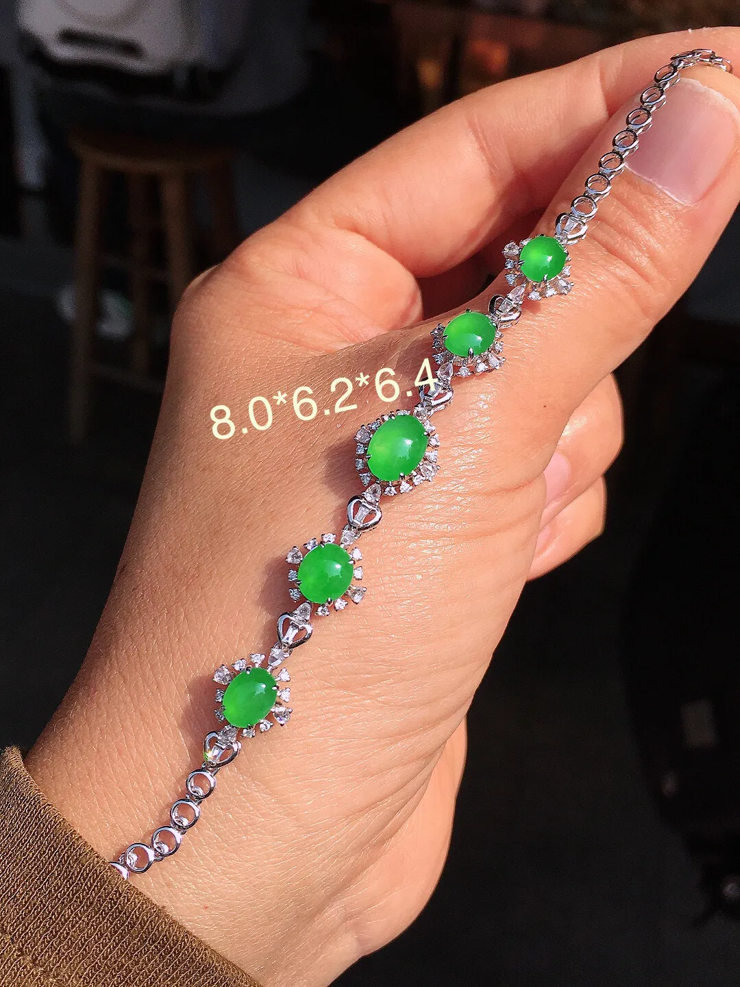 阳绿蛋面手链，色泽均匀艳丽，玉质细腻，荧光感超
强，饱满圆润，尽显优雅气质，18k
金豪华镶嵌