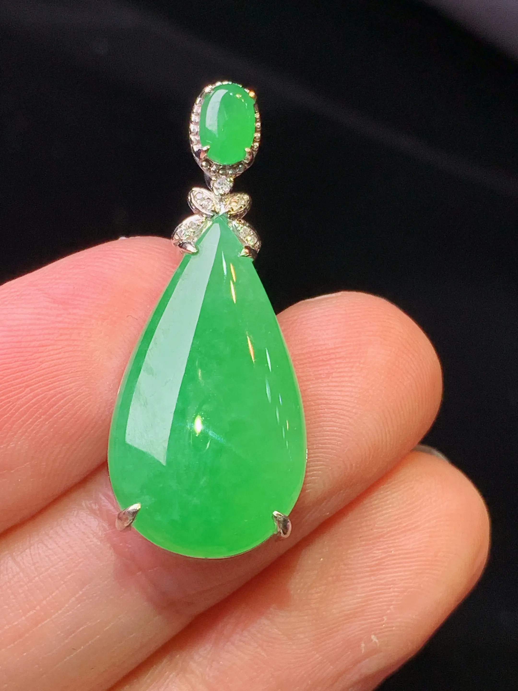 18金钻镶嵌翠绿水滴吊坠 玉质细腻 色泽清新艳丽 整体尺寸31.5*12.5*5.2
