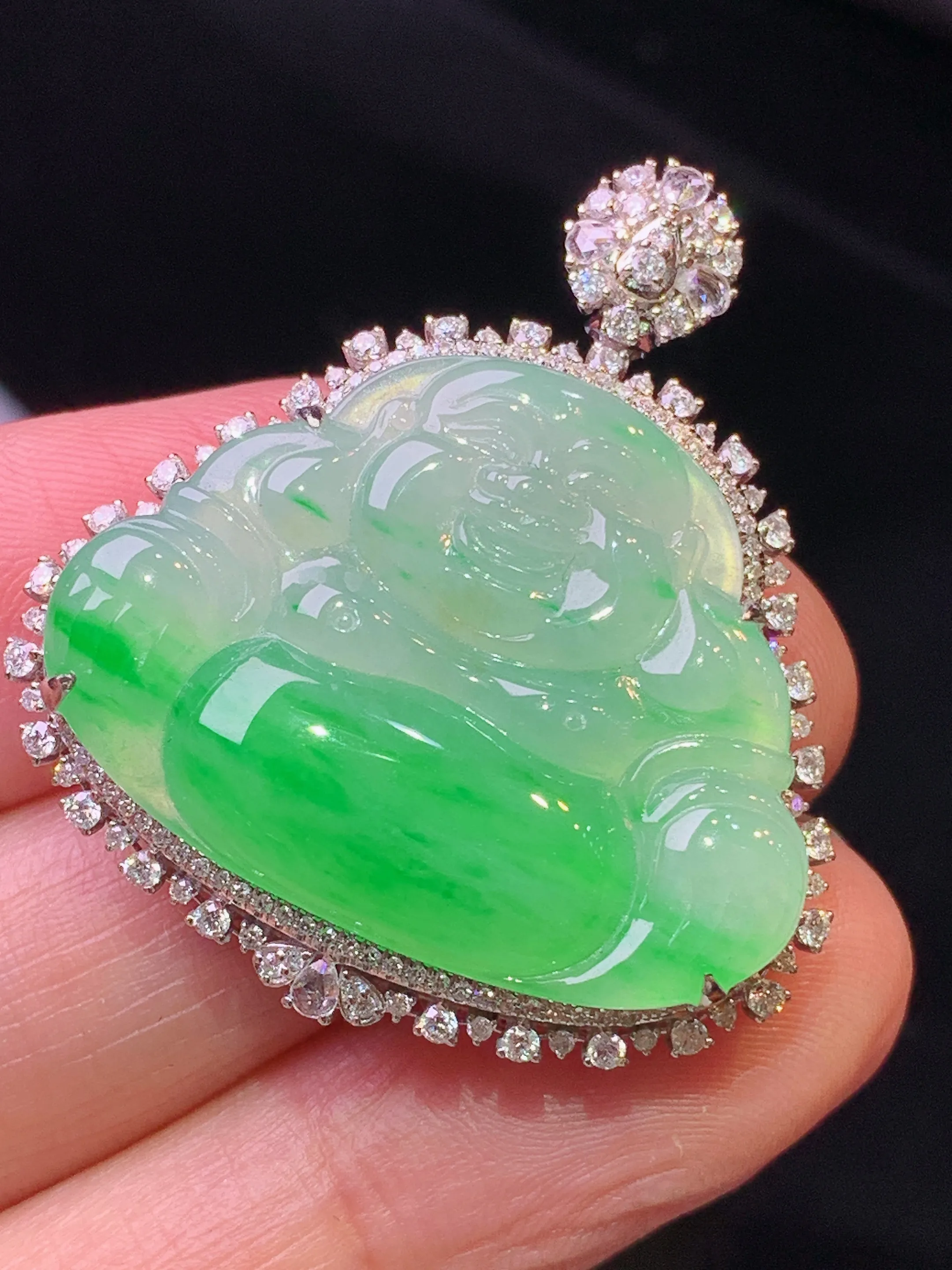 18金钻镶嵌飘绿佛公吊坠 玉质细腻 色泽清新艳丽 整体尺寸35*32*8.8