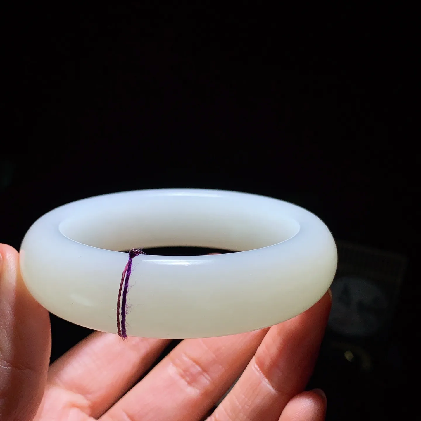 55圈口 新疆和田玉羊脂白籽料手镯 55圈口条宽 16厚10重82克。玉质细腻油润。手推出油。佩戴高端典雅。lt260125