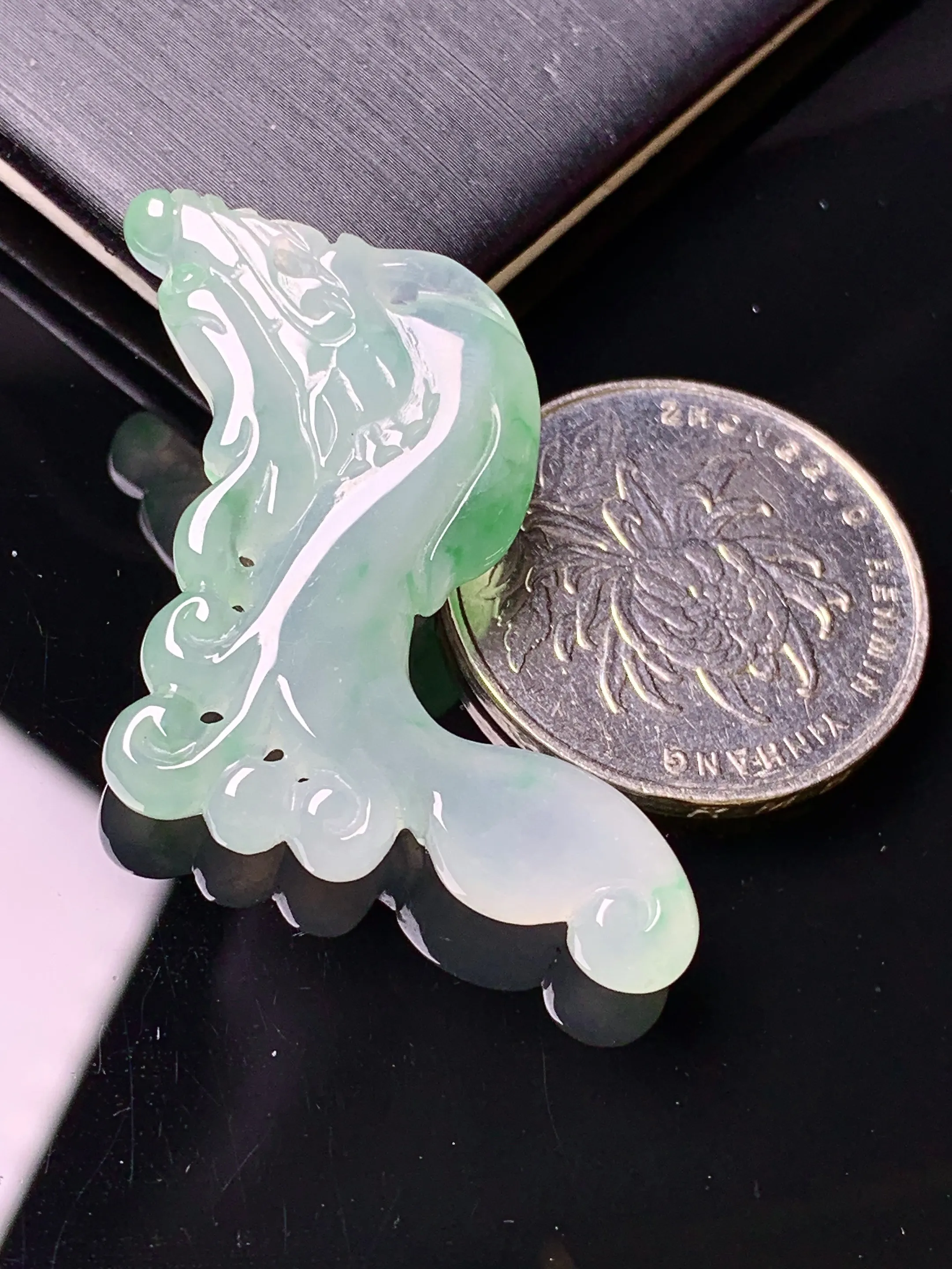 飘绿生肖龙吊坠 玉质细腻 色泽清新艳丽 整体尺寸45*17*5.3