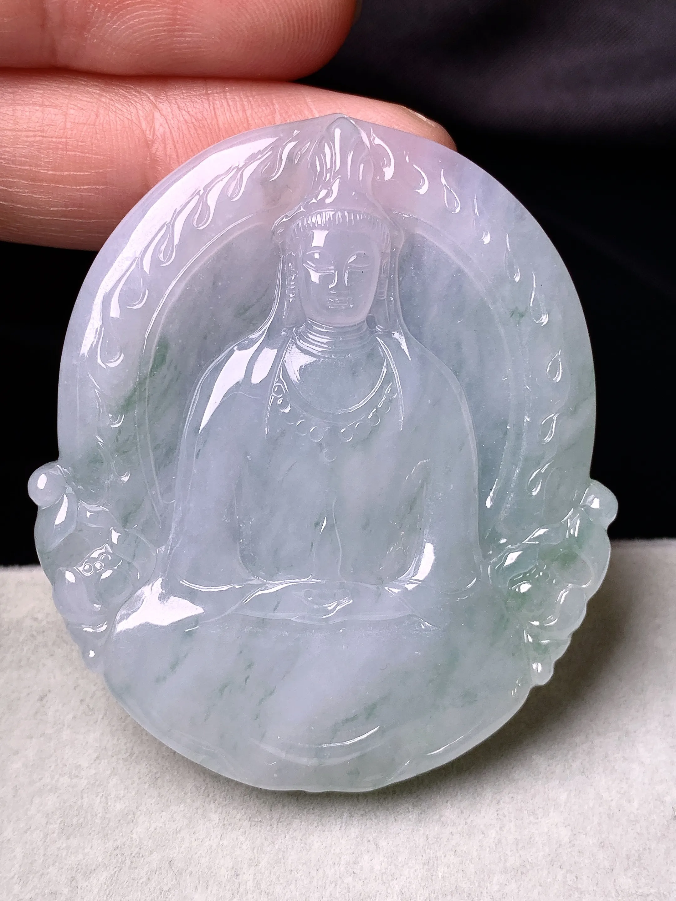 飘绿观音菩萨吊坠 玉质细腻 厚装大气 整体尺寸50.8*44*5.6
