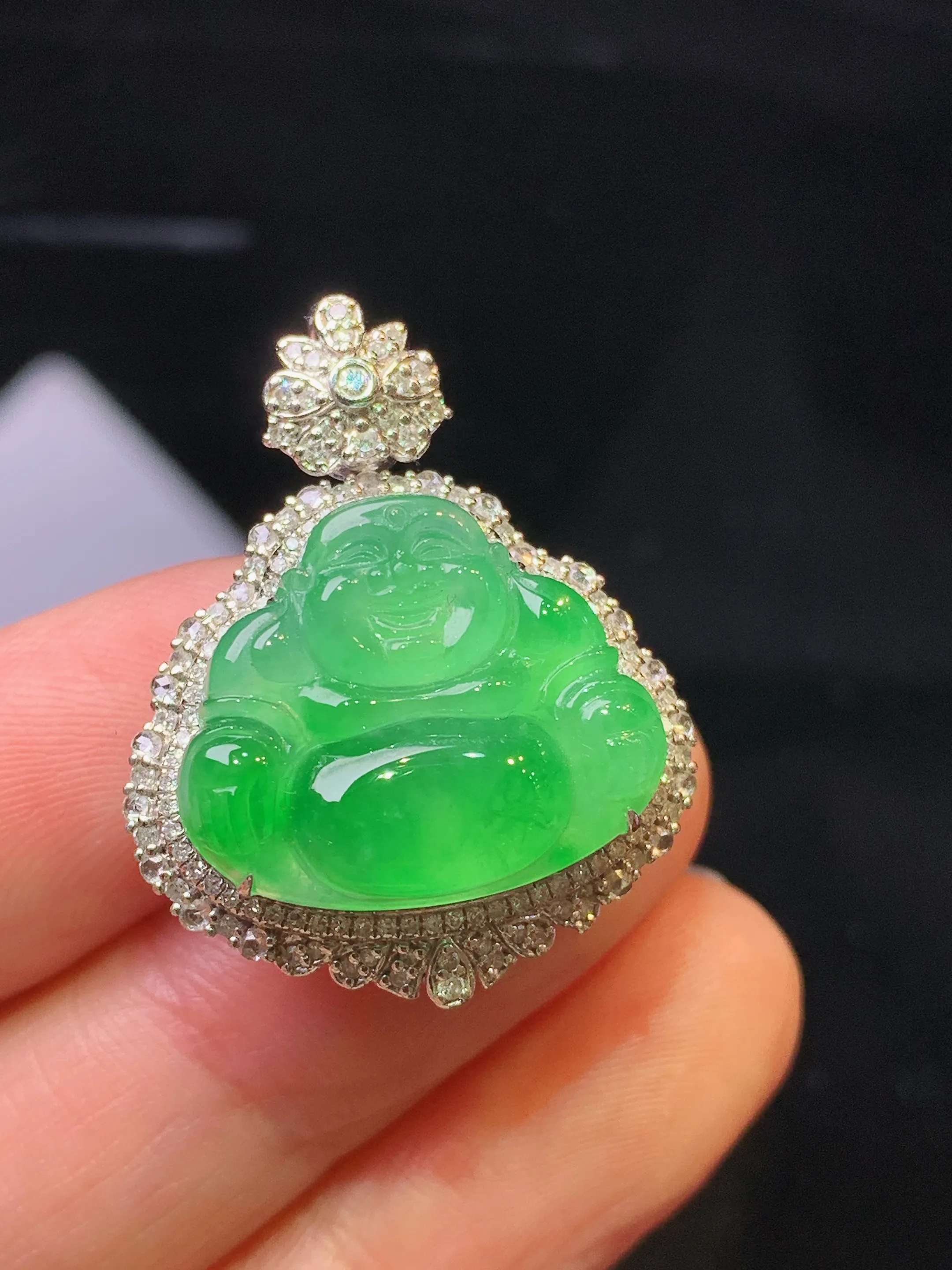 18金钻镶嵌满绿佛公吊坠 玉质细腻 色泽清新艳丽 整体尺寸28.8*22.8*12.6