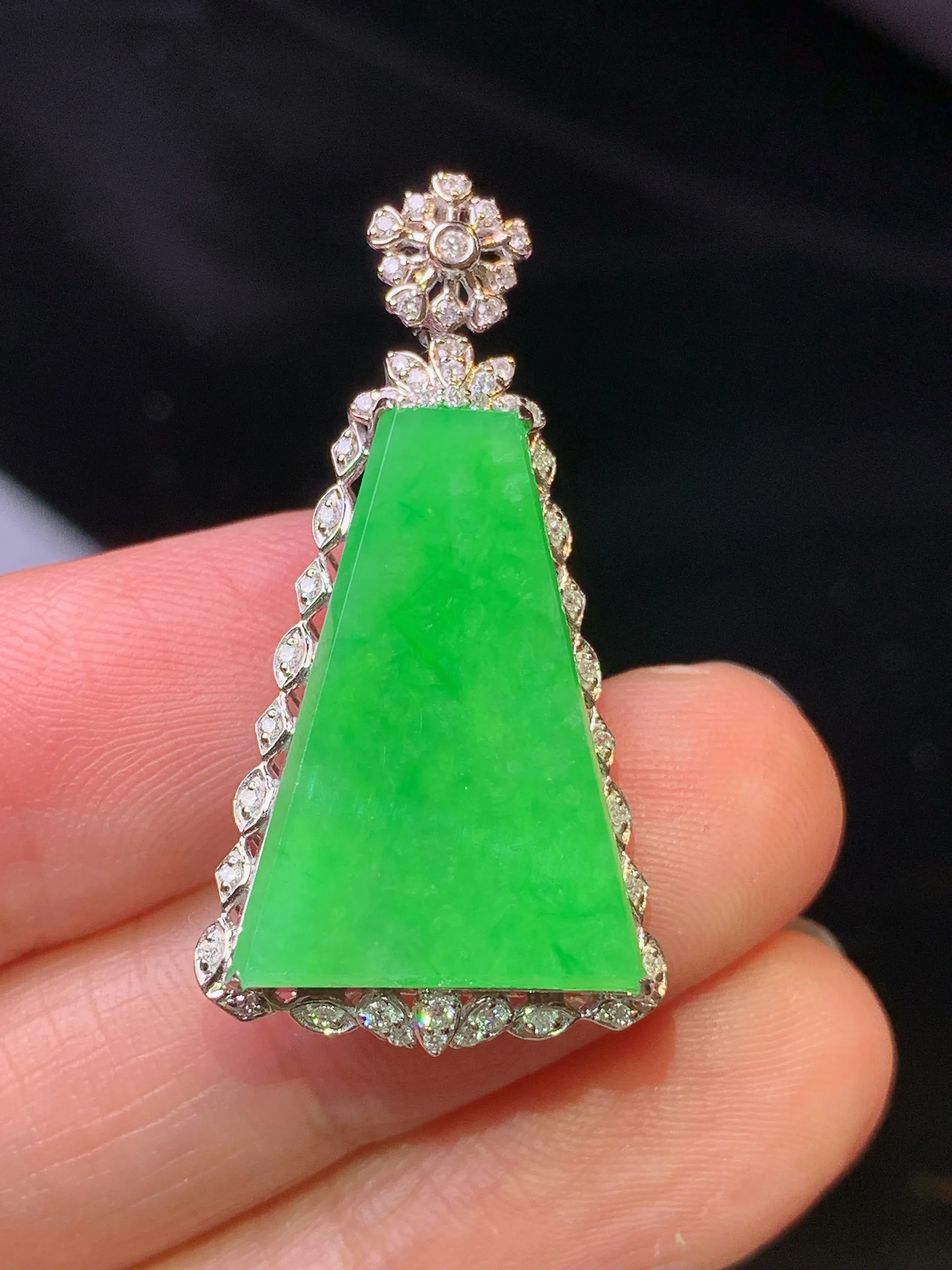 18金钻镶嵌翠绿无事牌吊坠 玉质细腻 色泽清新艳丽 整体尺寸33.5*17.5*7.2