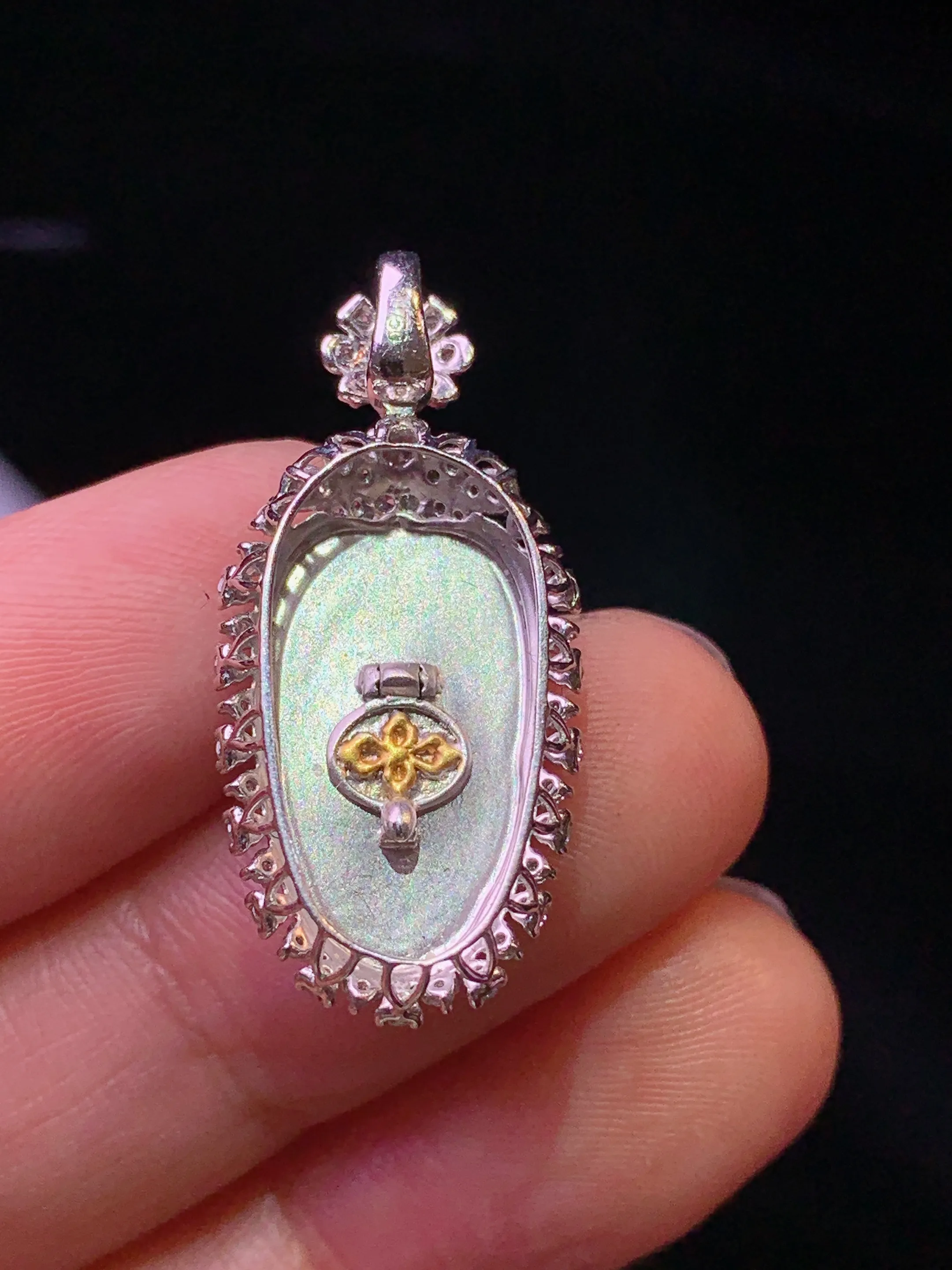 18金钻镶嵌翠绿树叶吊坠 玉质细腻 色泽清新艳丽 整体尺寸28.7*13.5*7.3