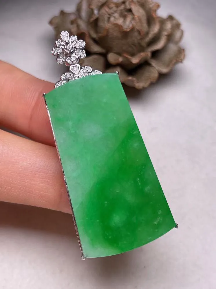 冰种阳绿平安无事牌吊坠、真金真钻镶嵌，种水好，玉质细腻 .裸石尺寸 38.5*20.6