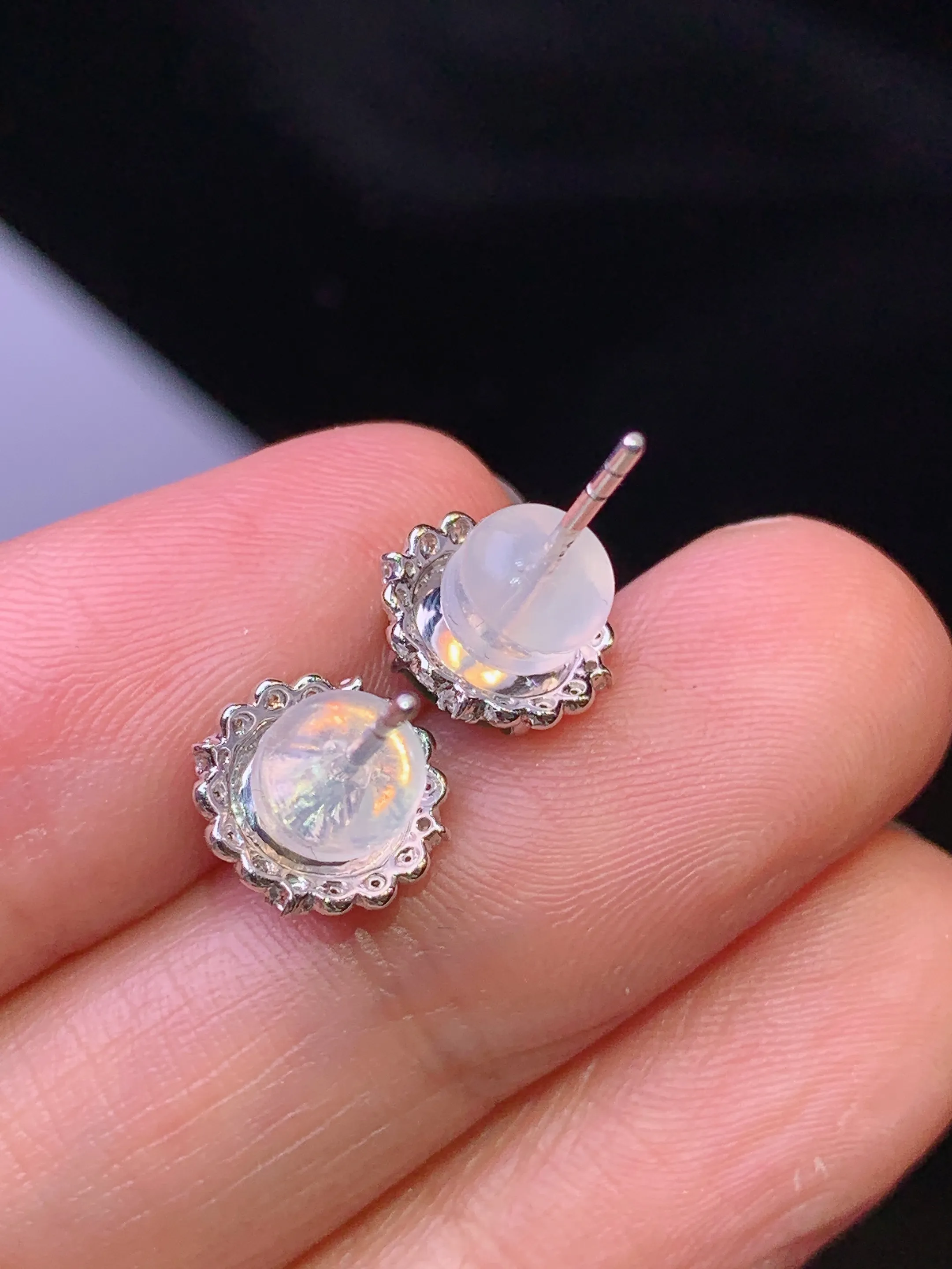 18金钻镶嵌满绿蛋面耳钉 玉质细腻 色泽清新艳丽 整体尺寸9.3*9*4.5