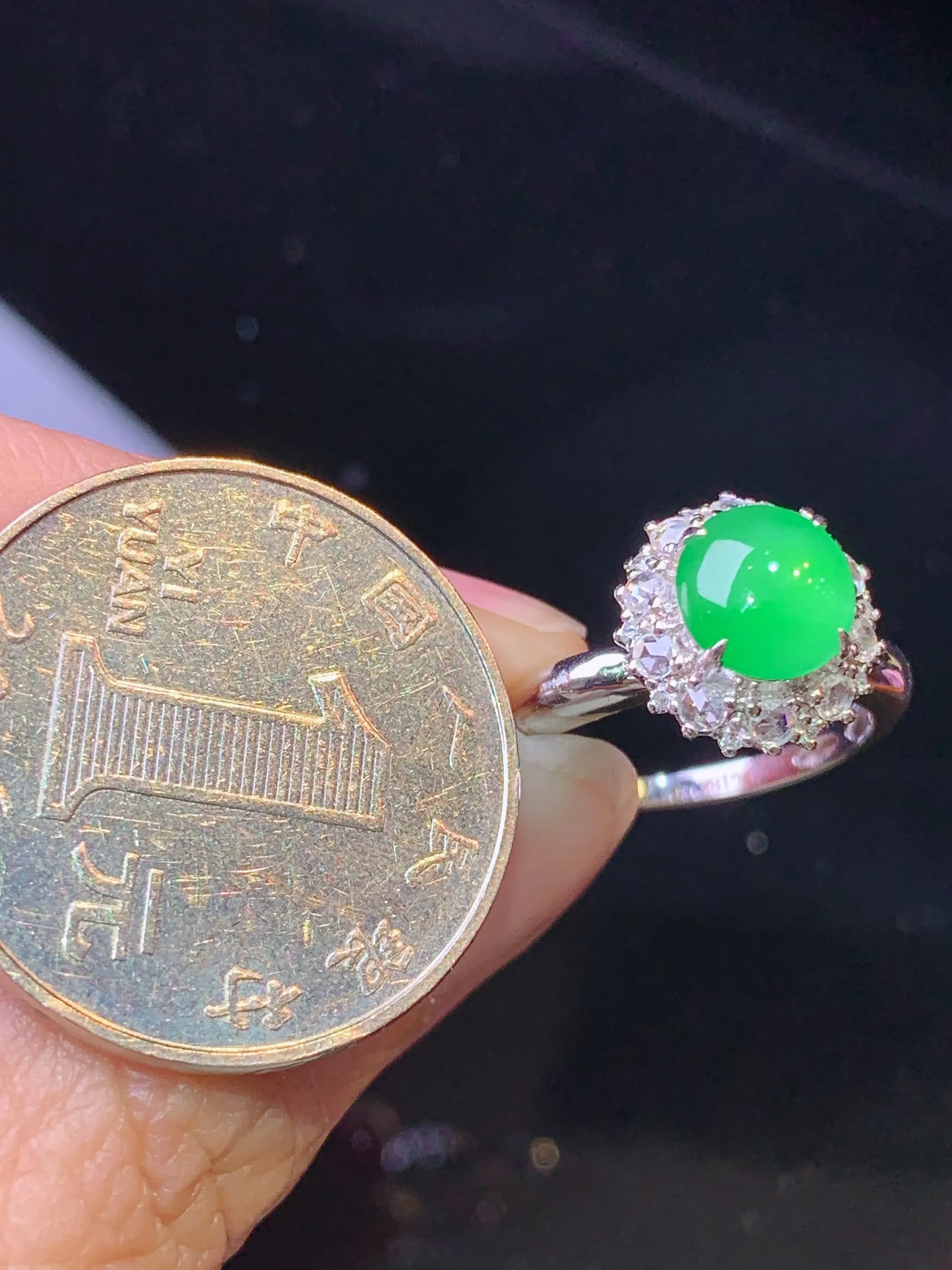 18金钻镶嵌翠绿蛋面戒指 玉质细腻 色泽清新艳丽 圈口12.5 整体尺寸11.6*11*10