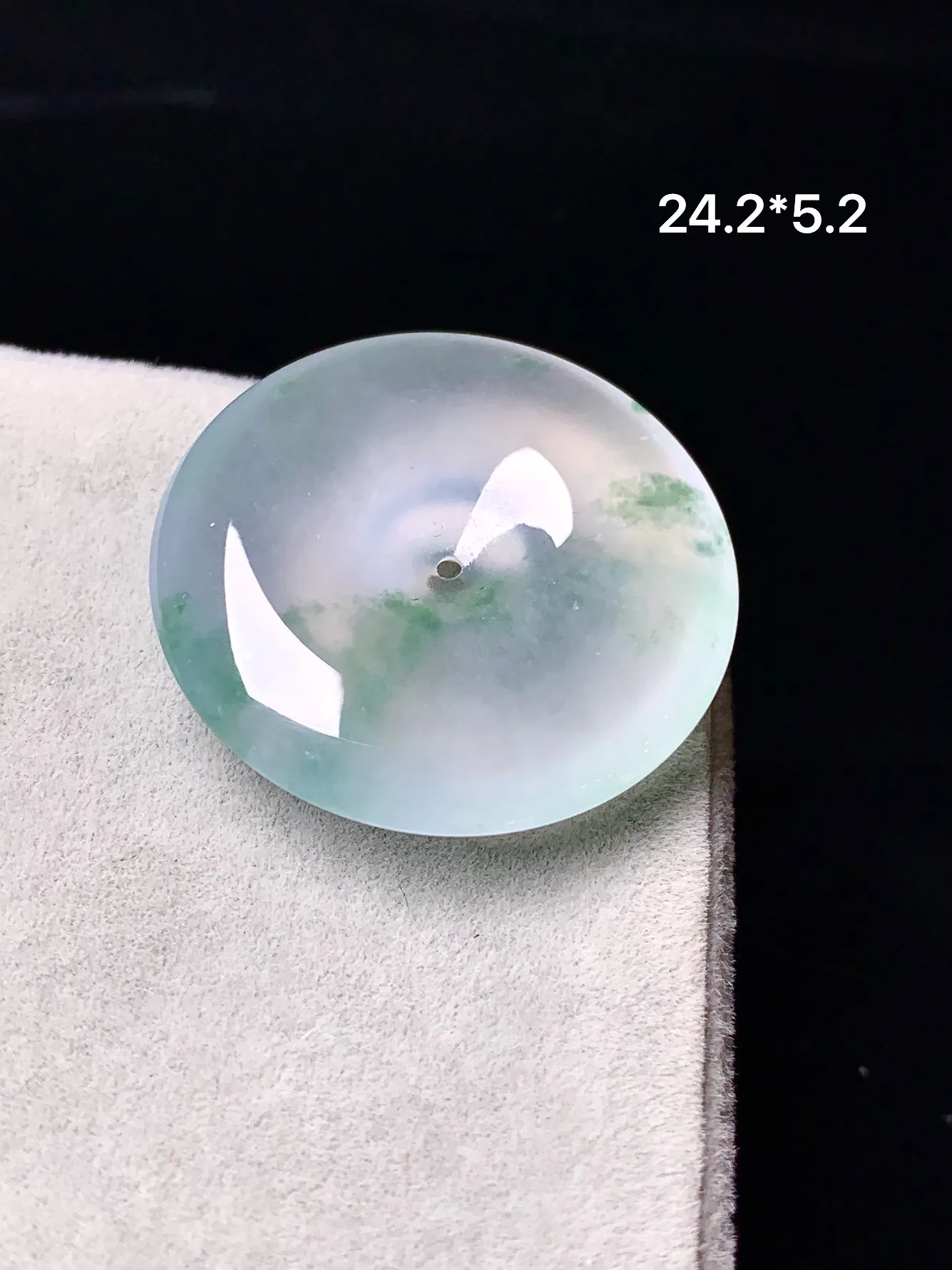 冰种飘绿平安扣吊坠 玉质细腻 色泽清新艳丽 整体尺寸24.2*5.2