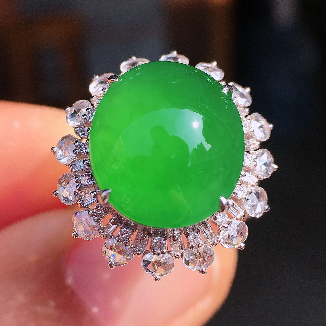 阳绿蛋面戒指，色泽均匀艳丽，玉质细腻，荧光感超
强，饱满圆润，尽显优雅气质，18k
金豪华镶嵌