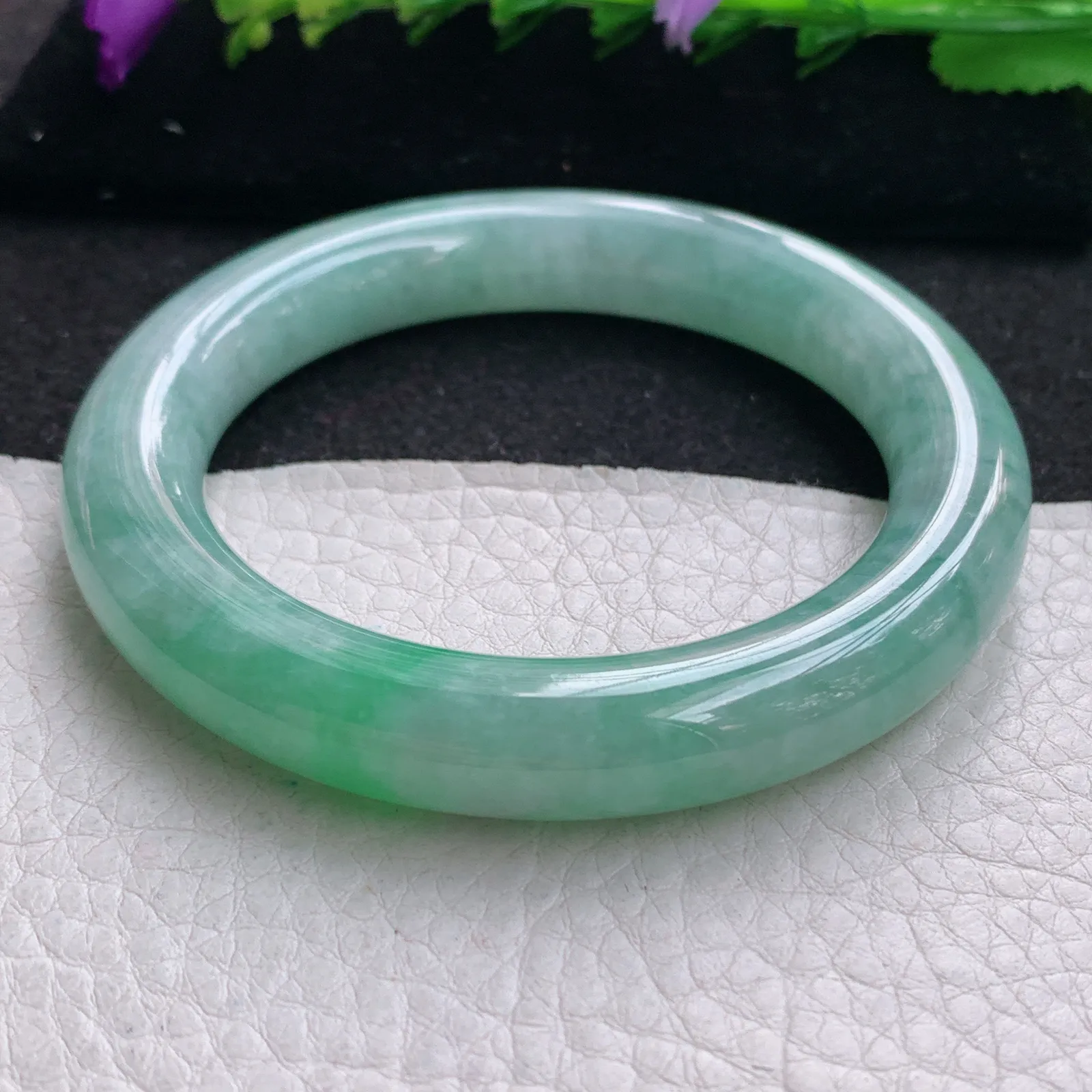 z实拍55*11美入镯 缅甸翡翠精美飘绿圆条大气玉手镯 玉手环