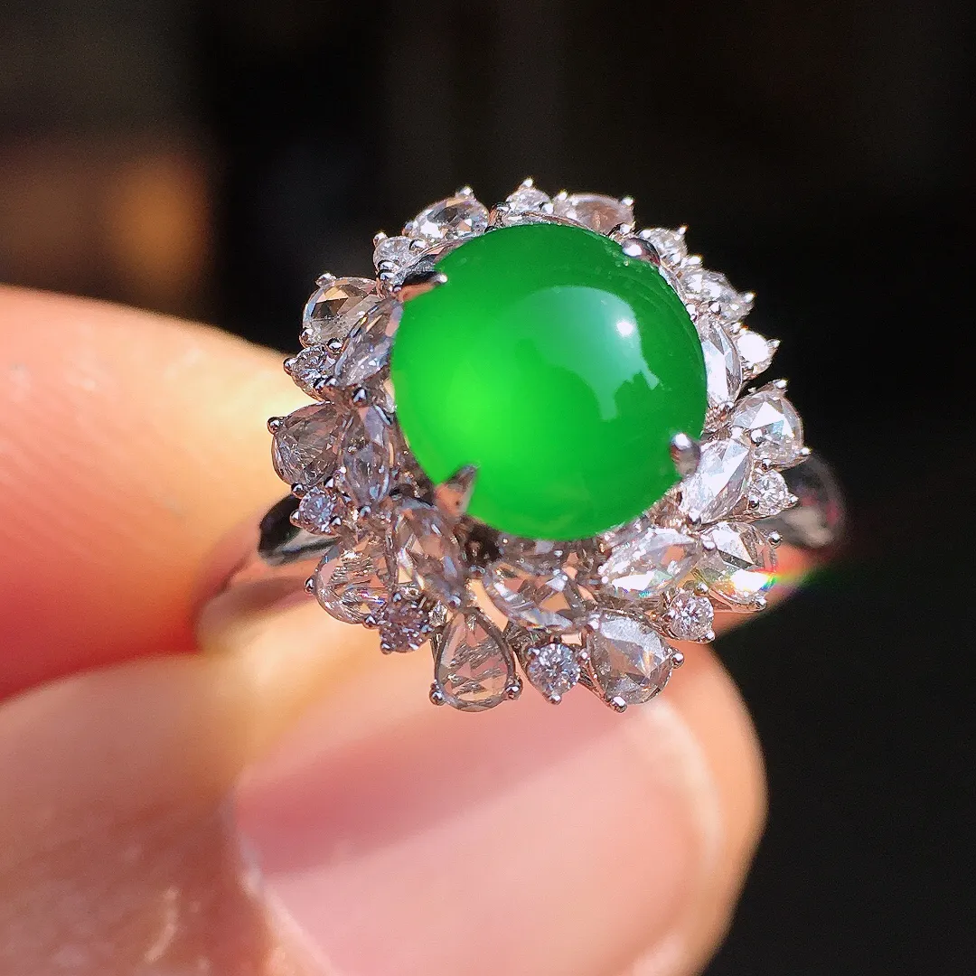 阳绿蛋面戒指，色泽均匀艳丽，玉质细腻，荧光感超
强，饱满圆润，尽显优雅气质，18k
金豪华镶嵌