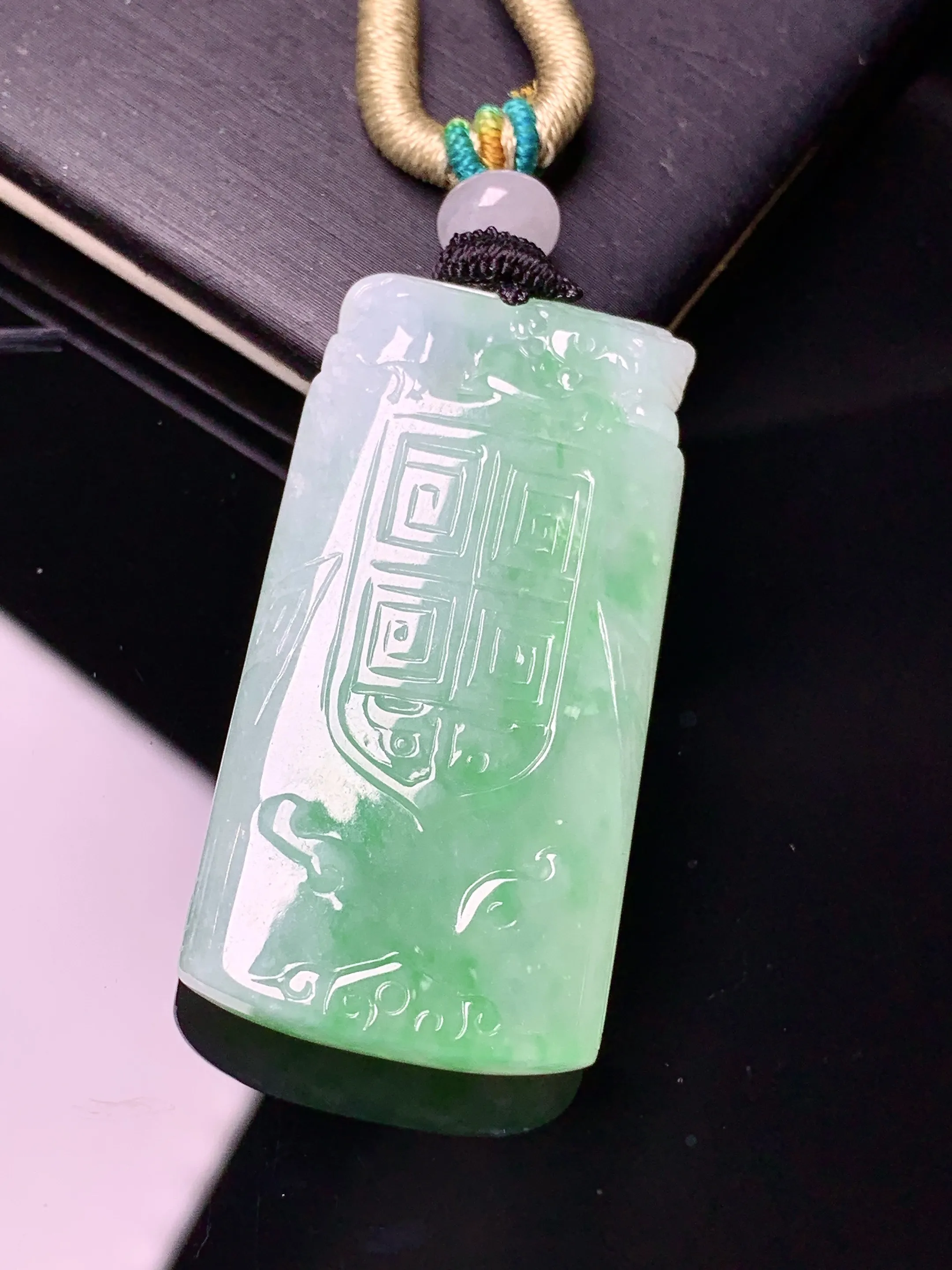 飘绿仿古牌吊坠 玉质细腻 色泽清新艳丽 整体尺寸41.2*21.2*6.8