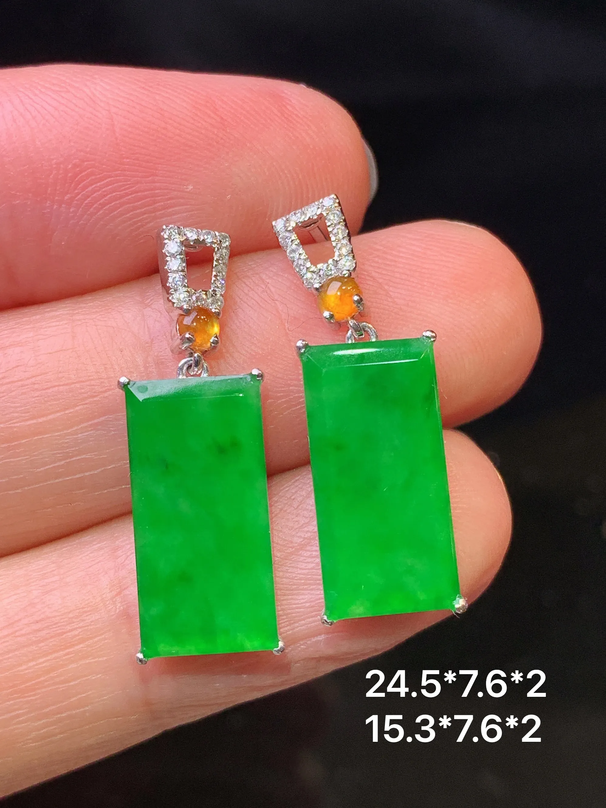 18金钻镶嵌满绿无事牌耳坠 玉质细腻 色泽清新艳丽 整体尺寸24.5*7.6*2
