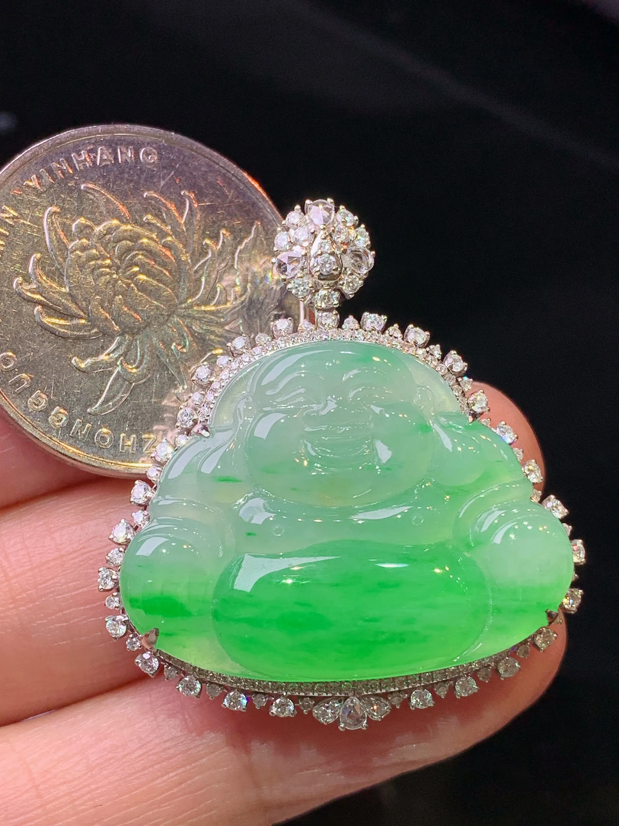 18金钻镶嵌飘绿佛公吊坠 玉质细腻 色泽清新艳丽 整体尺寸35*32*8.8
