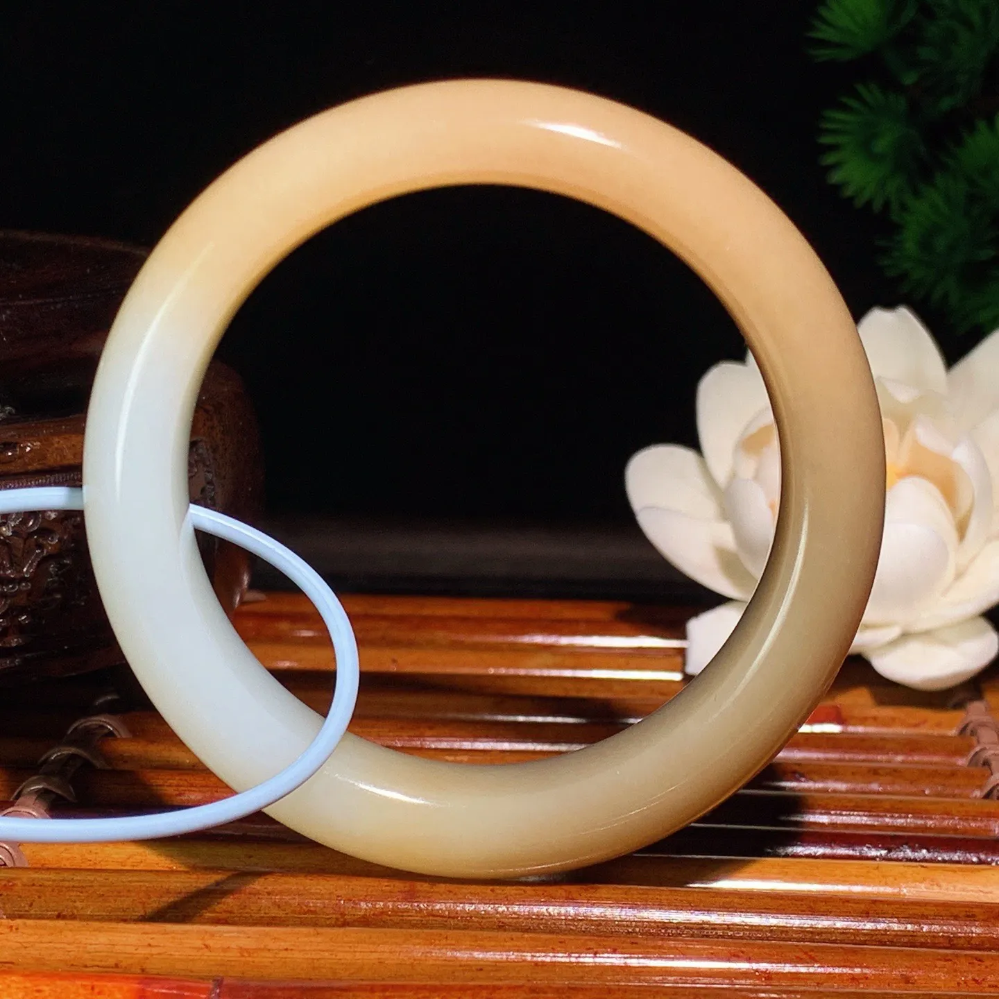 54圈口 新疆和田玉且末糖手镯 54圈口条宽 13厚9重58.5克。玉质细腻油润。手推出油。佩戴高端典雅。lt260125