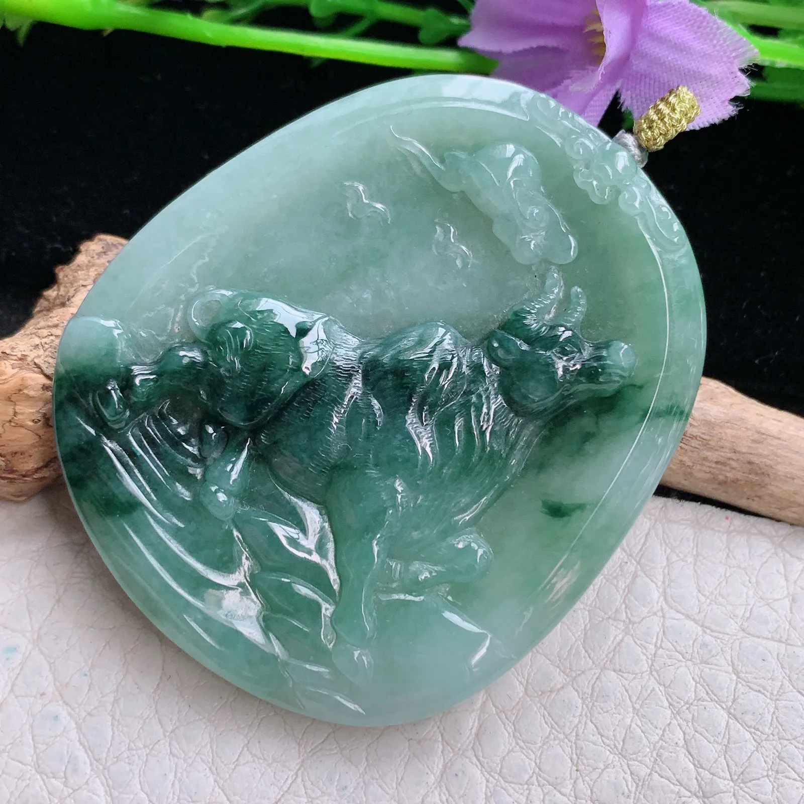 rp实拍52.8*45.8*6.2缅甸翡翠精雕飘花扭转乾坤 生肖牛玉吊坠 玉挂坠