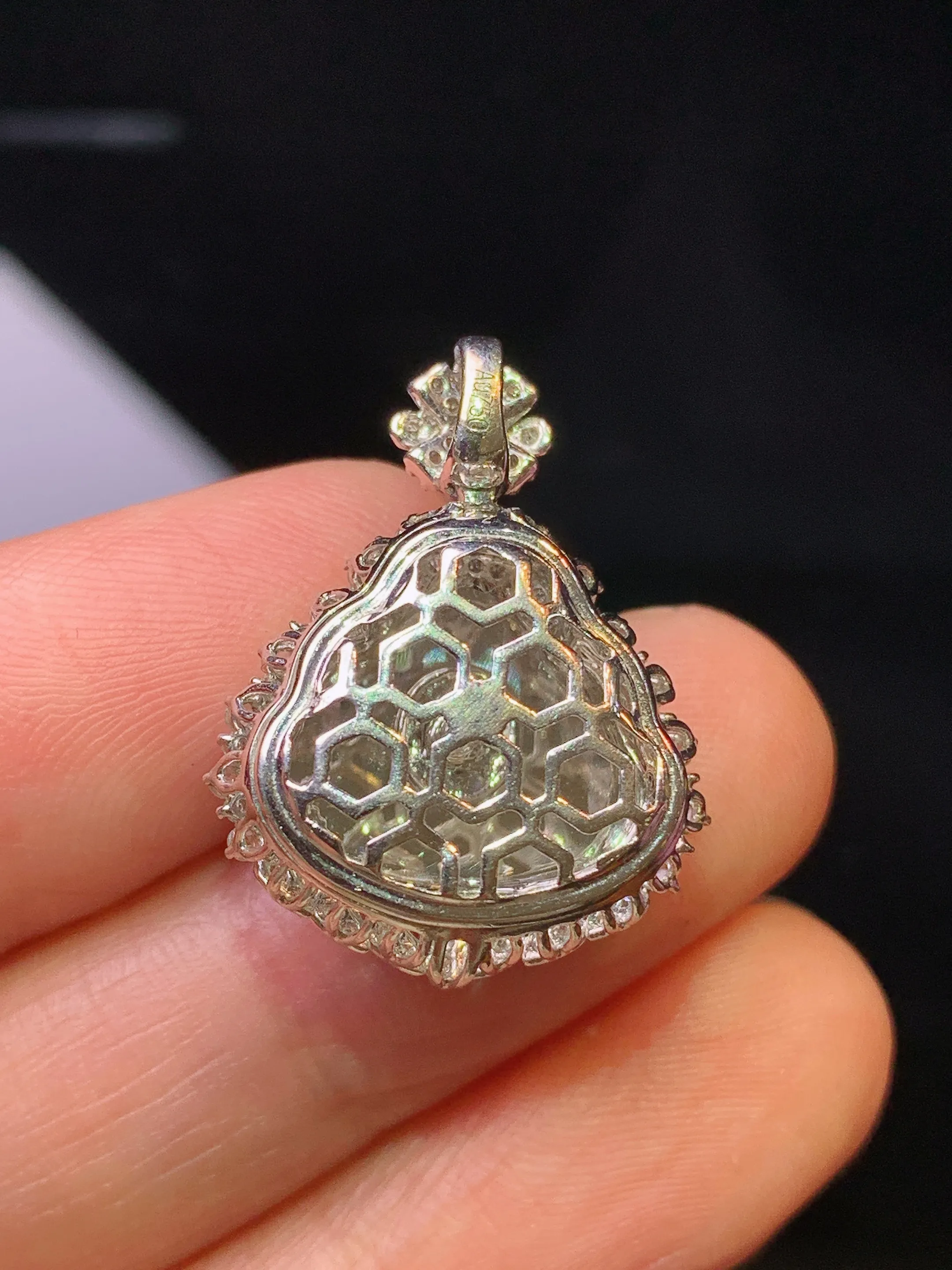 18金钻镶嵌满绿佛公吊坠 玉质细腻 色泽清新艳丽 整体尺寸24.2*18.5*9.6