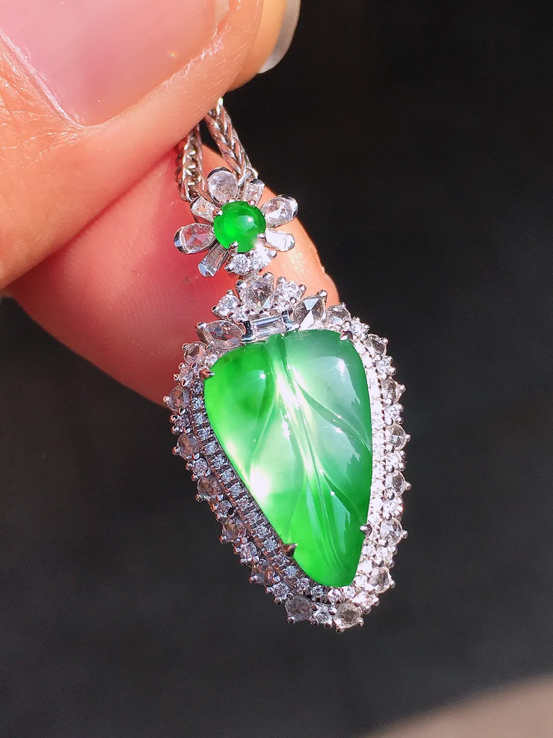 飘绿玉叶吊坠，色泽艳丽，玉质细腻，荧光感超
强，饱满圆润，尽显优雅气质，18k
金豪华镶嵌