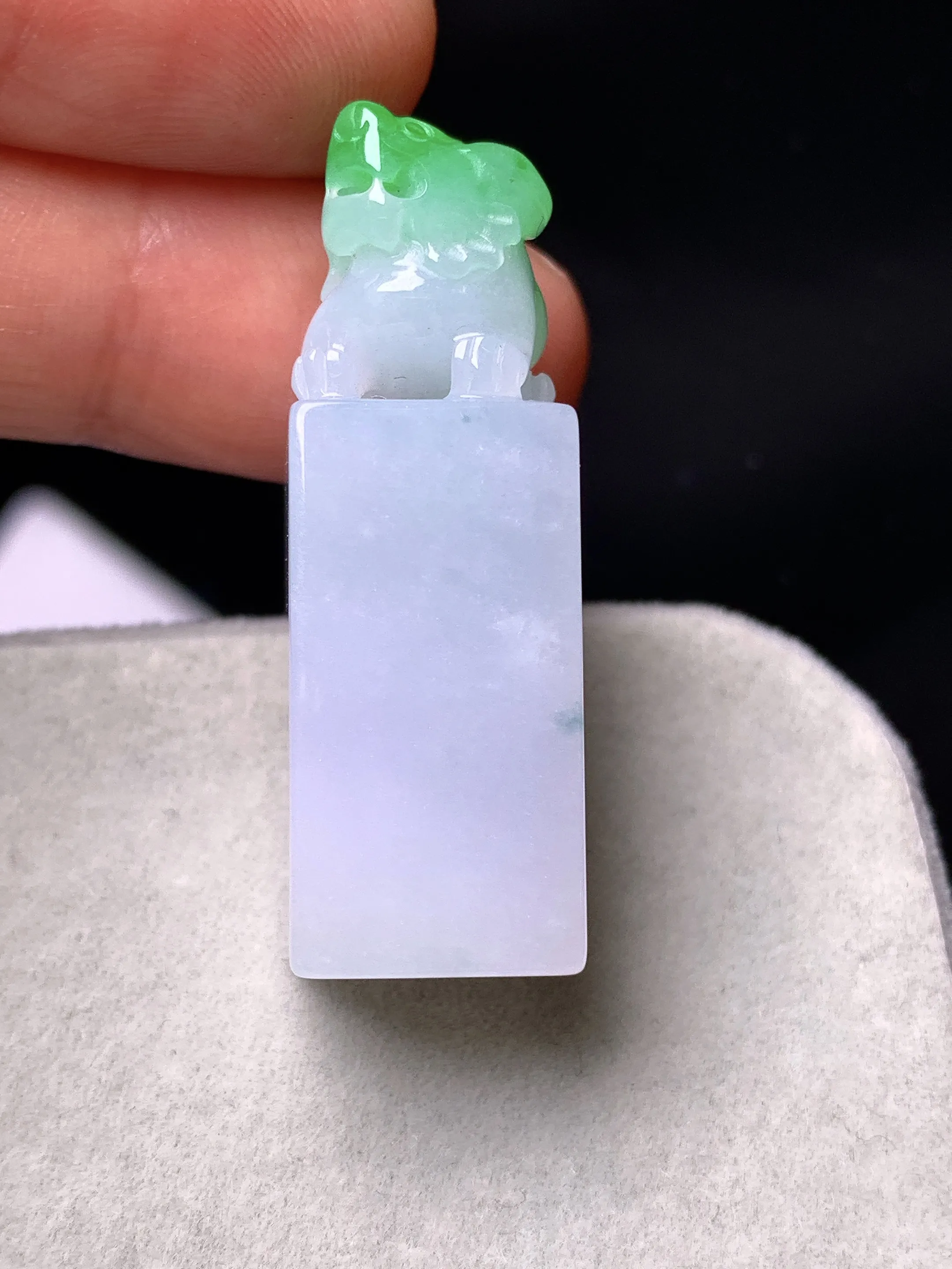 飘绿貔貅印章吊坠 玉质细腻 色泽清新艳丽 整体尺寸36*11.3*11.8