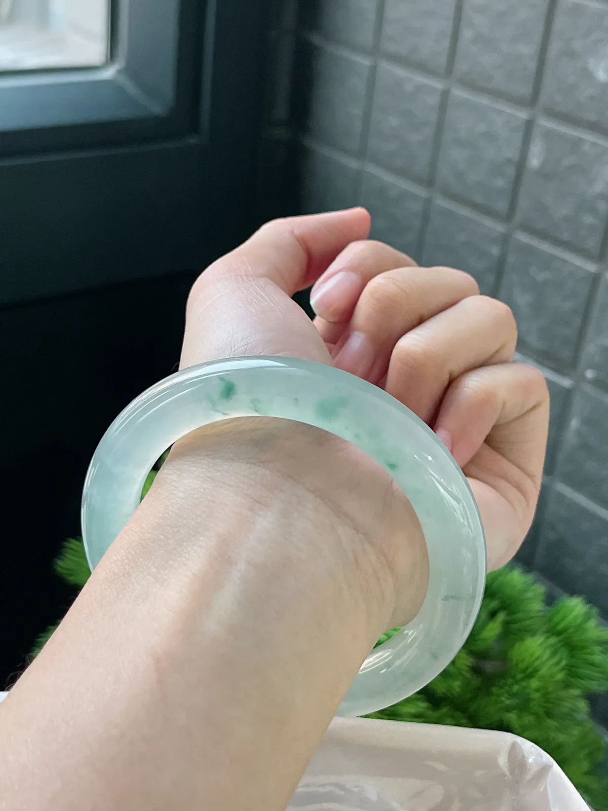 圆镯57.4圈口，翡翠飘绿手镯，种水十足