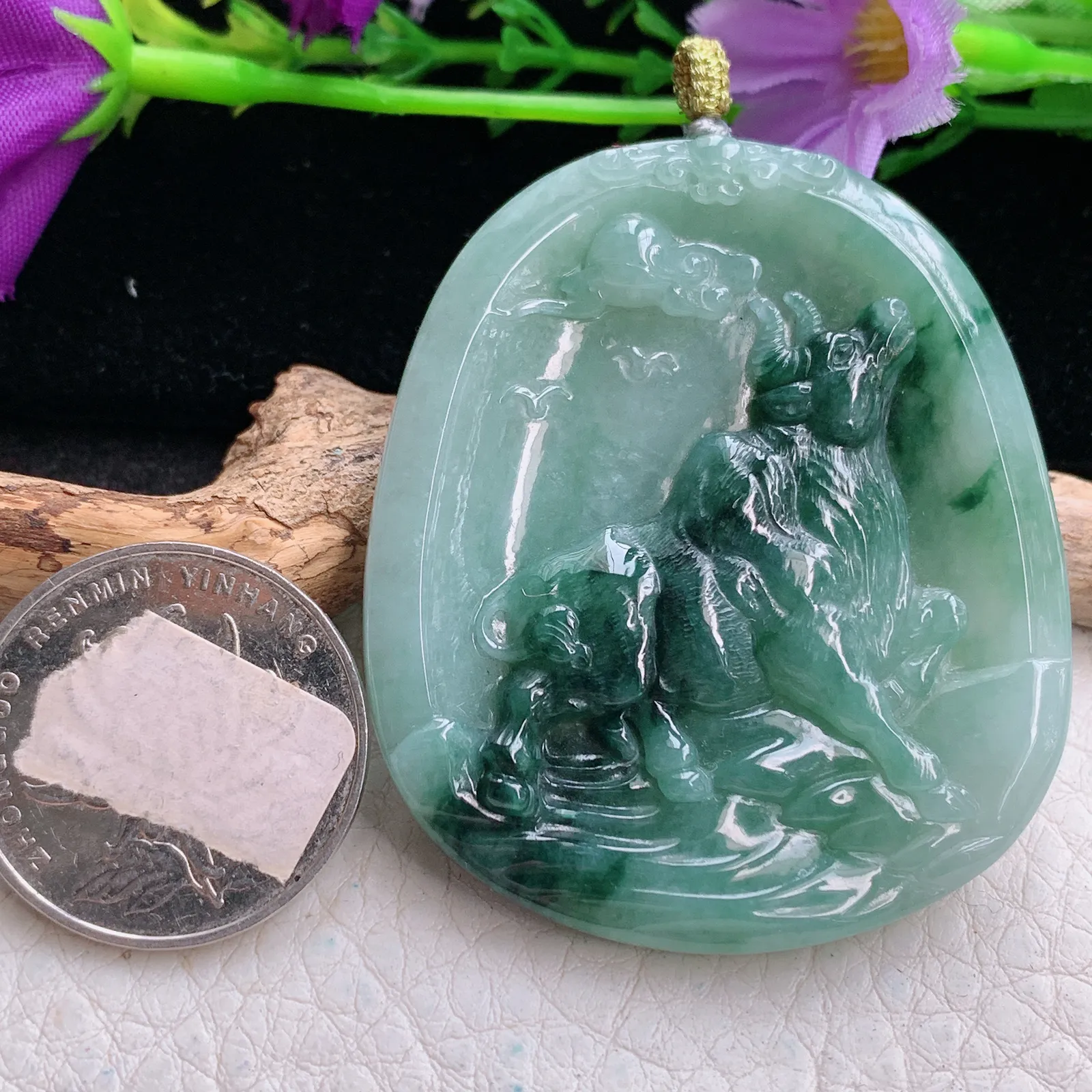 rp实拍52.8*45.8*6.2缅甸翡翠精雕飘花扭转乾坤 生肖牛玉吊坠 玉挂坠