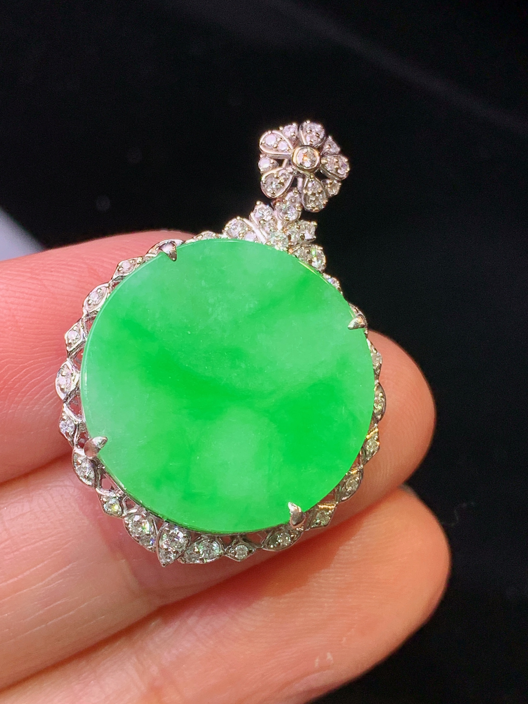 18金钻镶嵌翠绿圆牌吊坠 玉质细腻 色泽清新艳丽 整体尺寸31.5*21.8*7.3