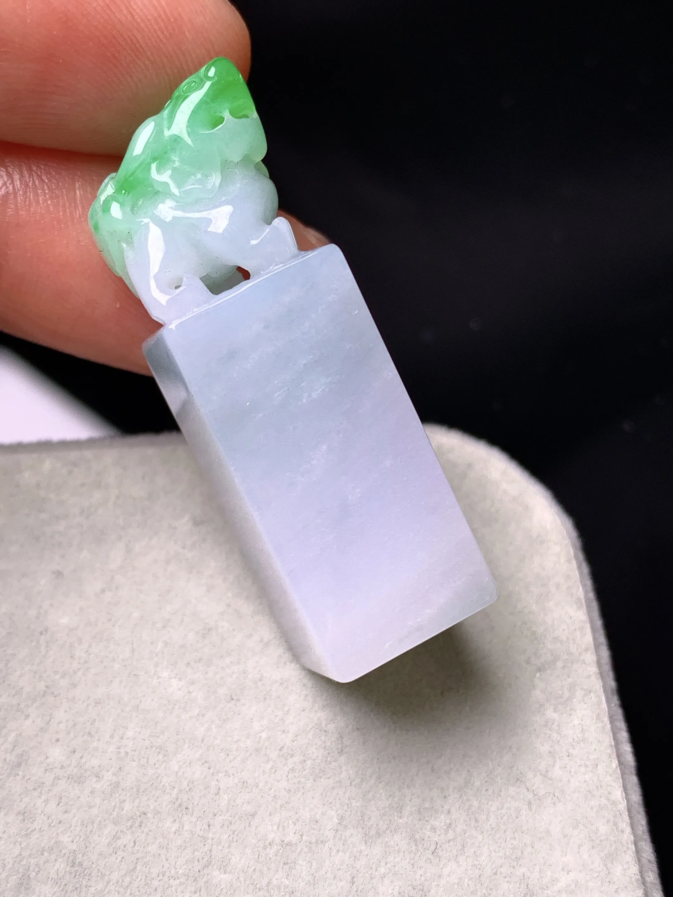 飘绿貔貅印章吊坠 玉质细腻 色泽清新艳丽 整体尺寸36*11.3*11.8