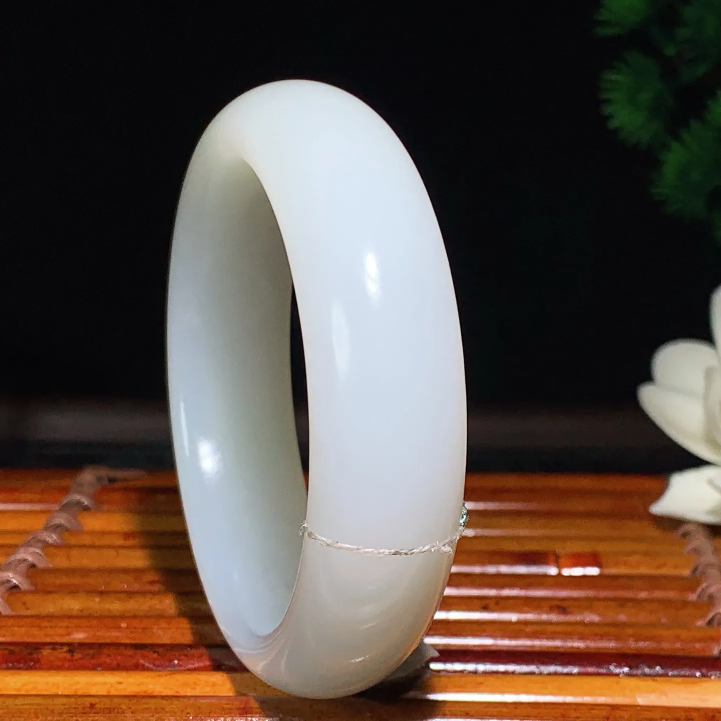 53圈口 新疆和田玉羊脂白籽料手镯 53圈口条宽 16厚9重67.7克。玉质细腻油润。手推出油。佩戴高端典雅。lt260125