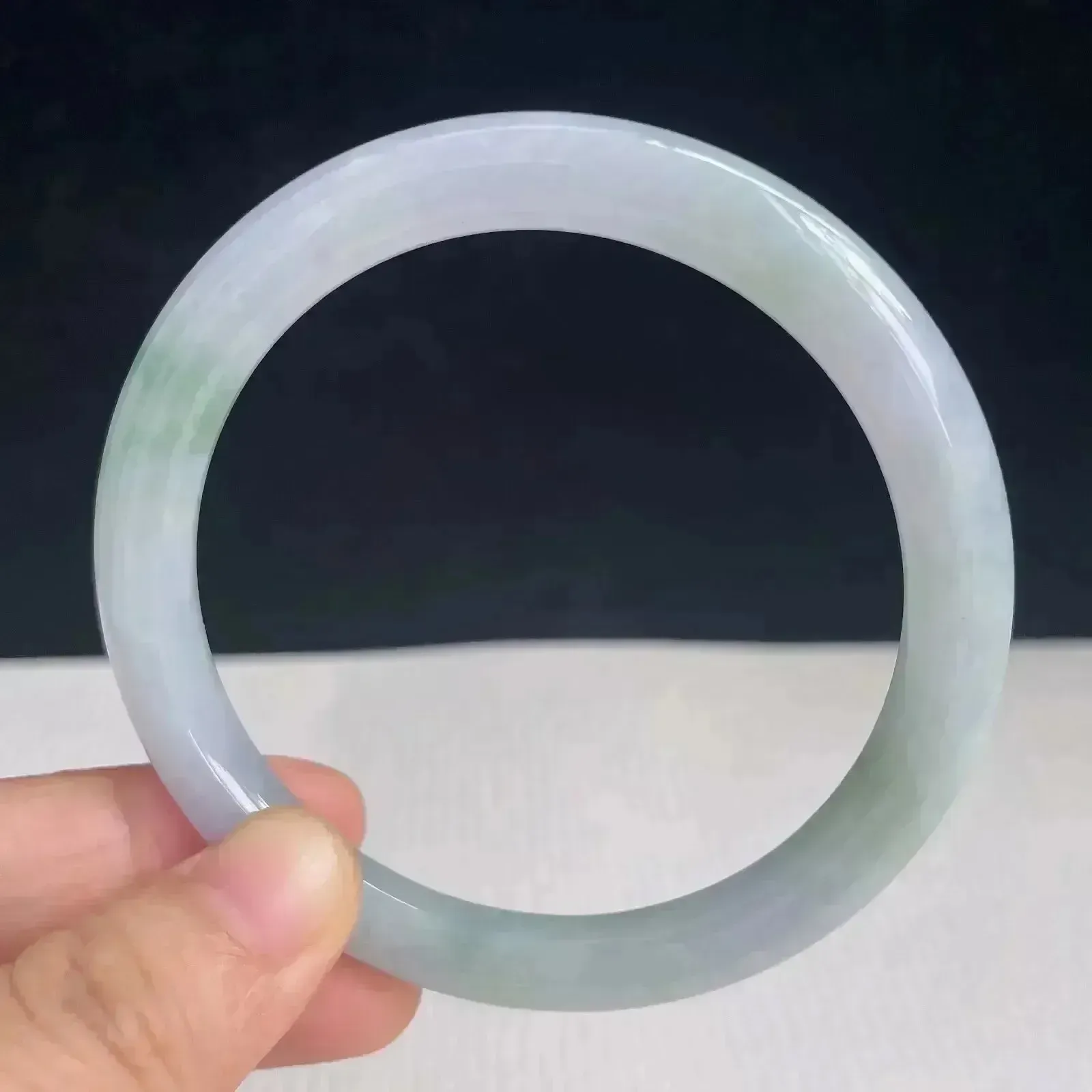 59mm自然光拍摄天然翡翠飘绿好种水圆条手镯 37.26克