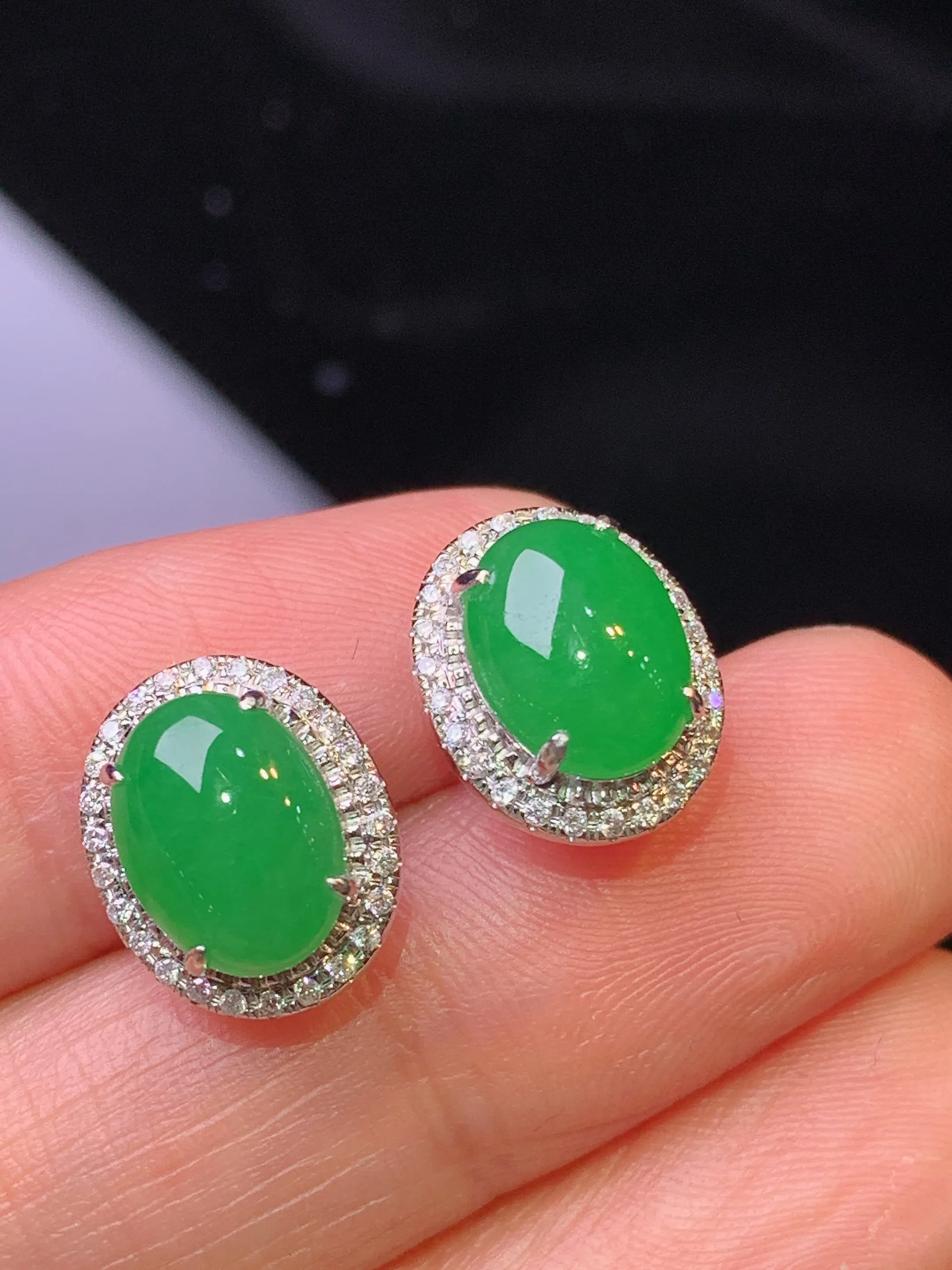 18金钻镶嵌满绿蛋面耳钉 玉质细腻 色泽清新艳丽 整体尺寸12.2*10*5.3