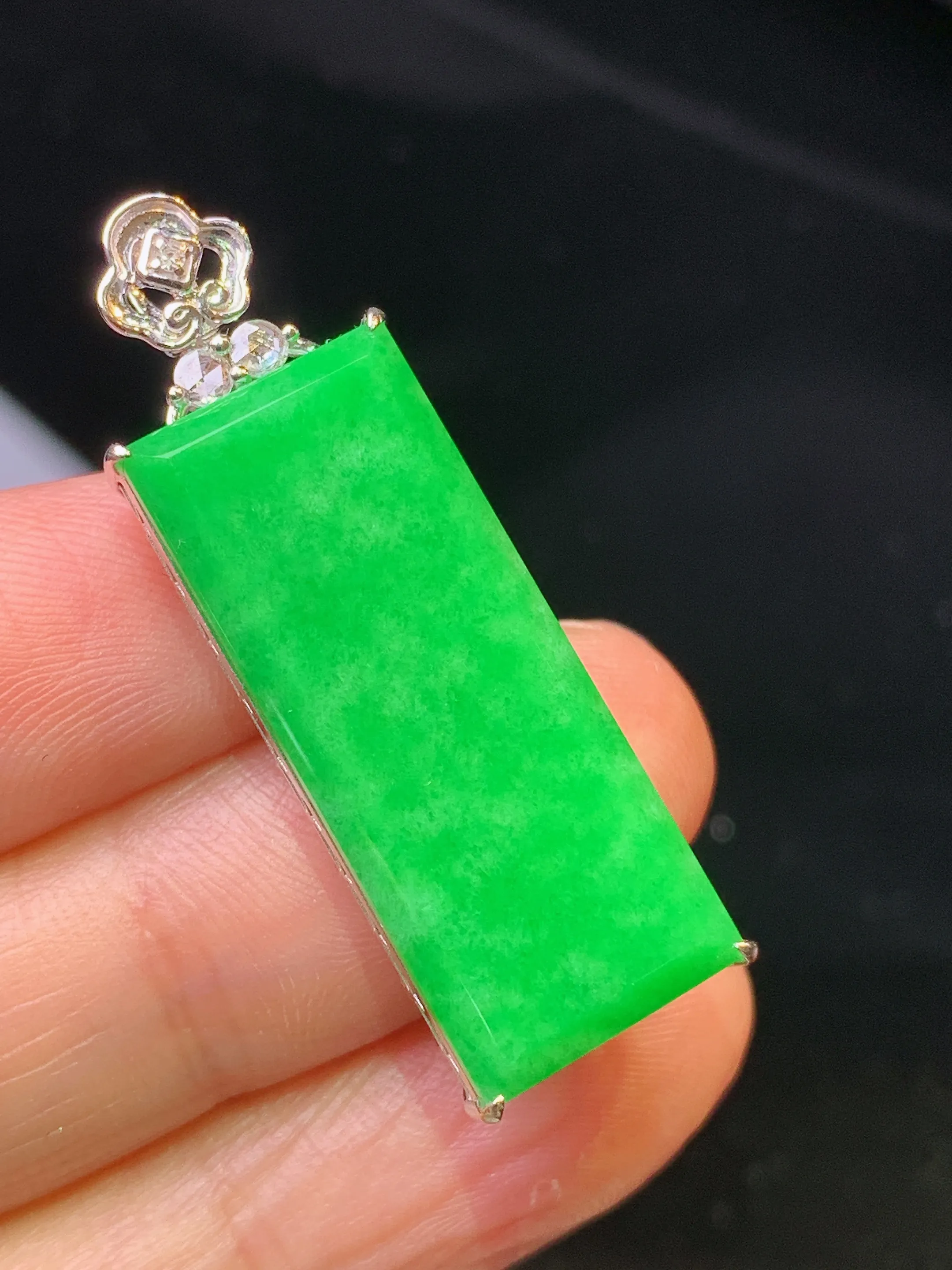 18金钻镶嵌满绿无事牌吊坠 玉质细腻 色泽清新艳丽 整体尺寸36*11.5*7.2