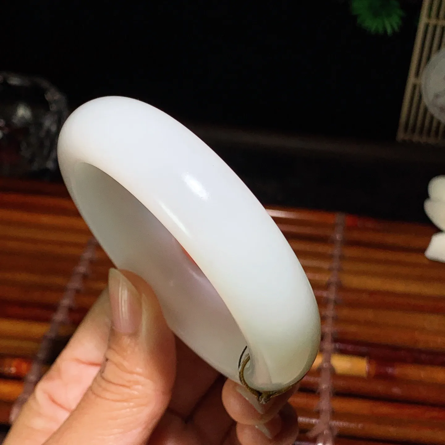 56圈口 新疆和田玉羊脂白籽料手镯 56圈口条宽 17厚10重83.6克。玉质细腻油润。手推出油。佩戴高端典雅。lt260125