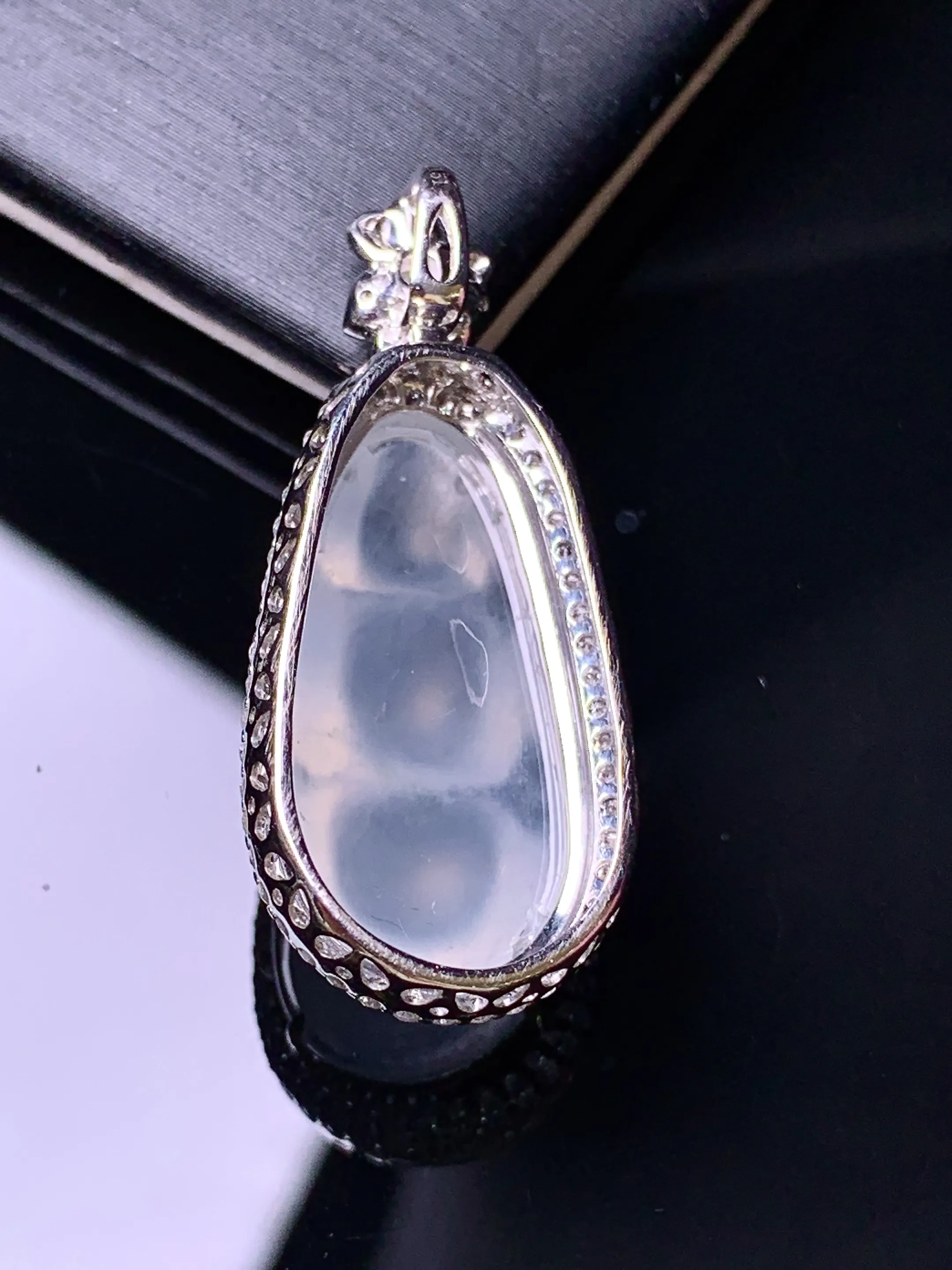 18金钻镶嵌冰种四季豆吊坠 玉质细腻 色泽清新艳丽 整体尺寸34*14.5*10