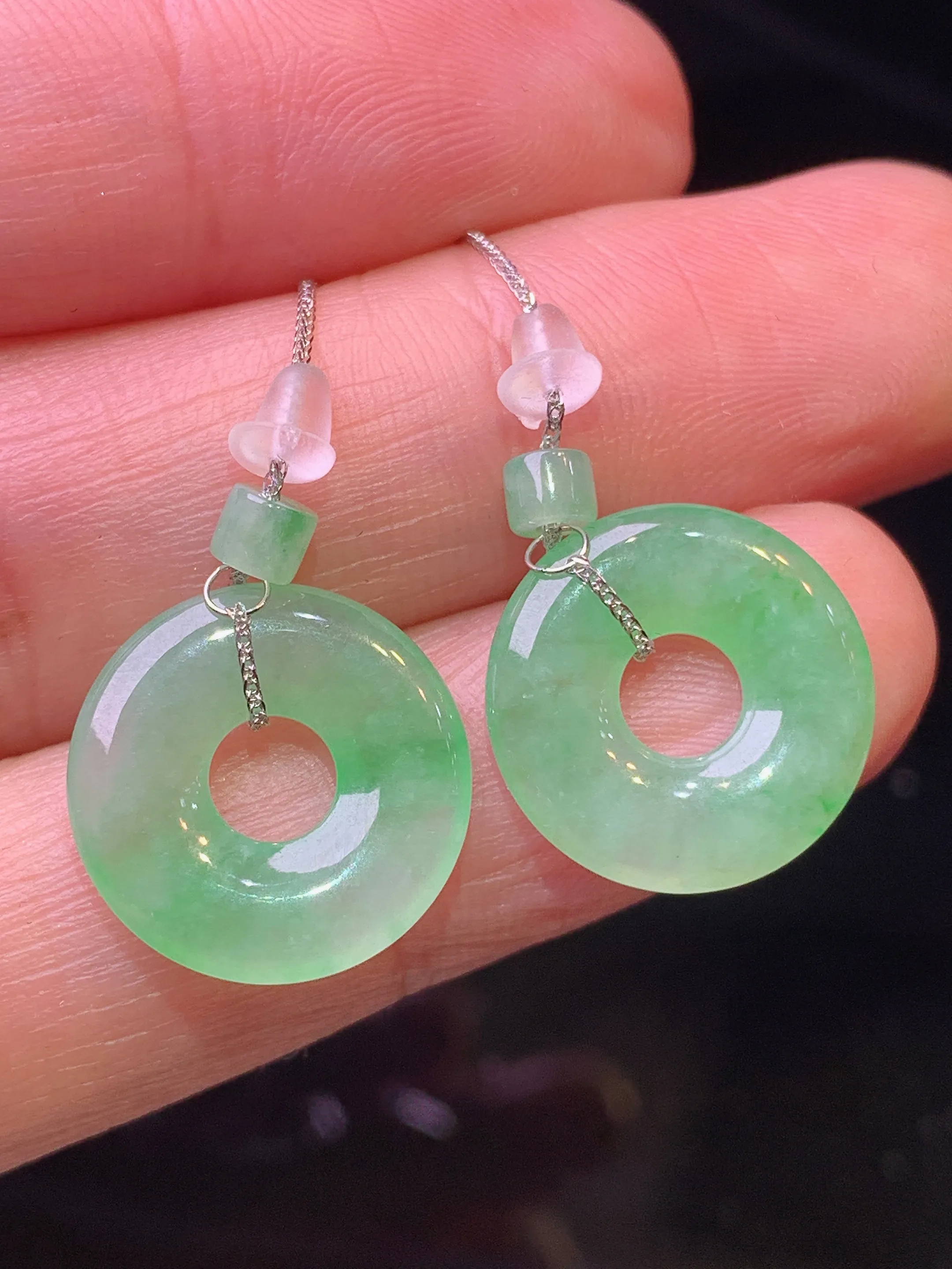 飘绿平安扣耳坠 玉质细腻 色泽清新艳丽 整体尺寸14.2*2.5