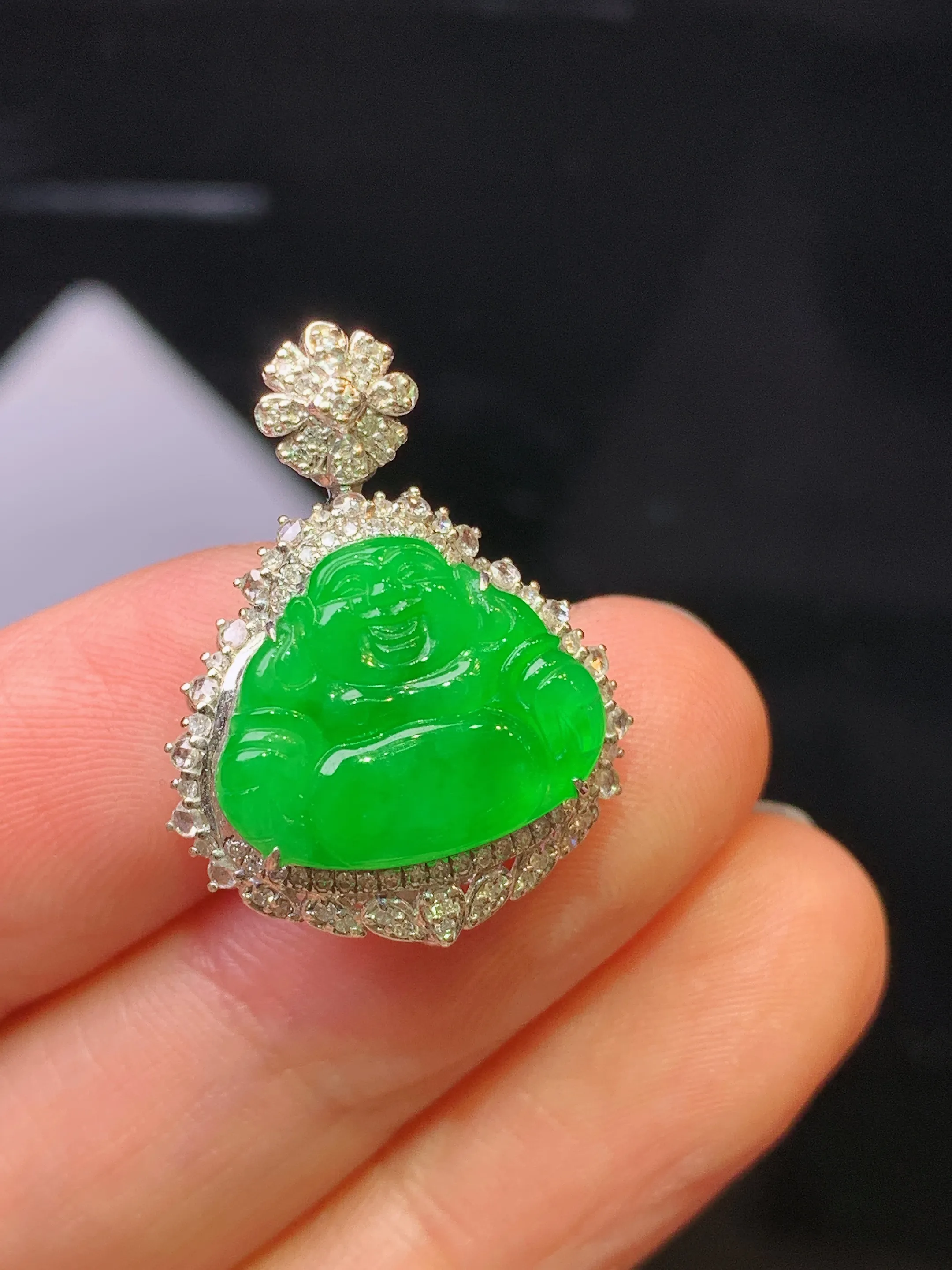 18金钻镶嵌满绿佛公吊坠 玉质细腻 色泽清新艳丽 整体尺寸24.2*18.5*9.6