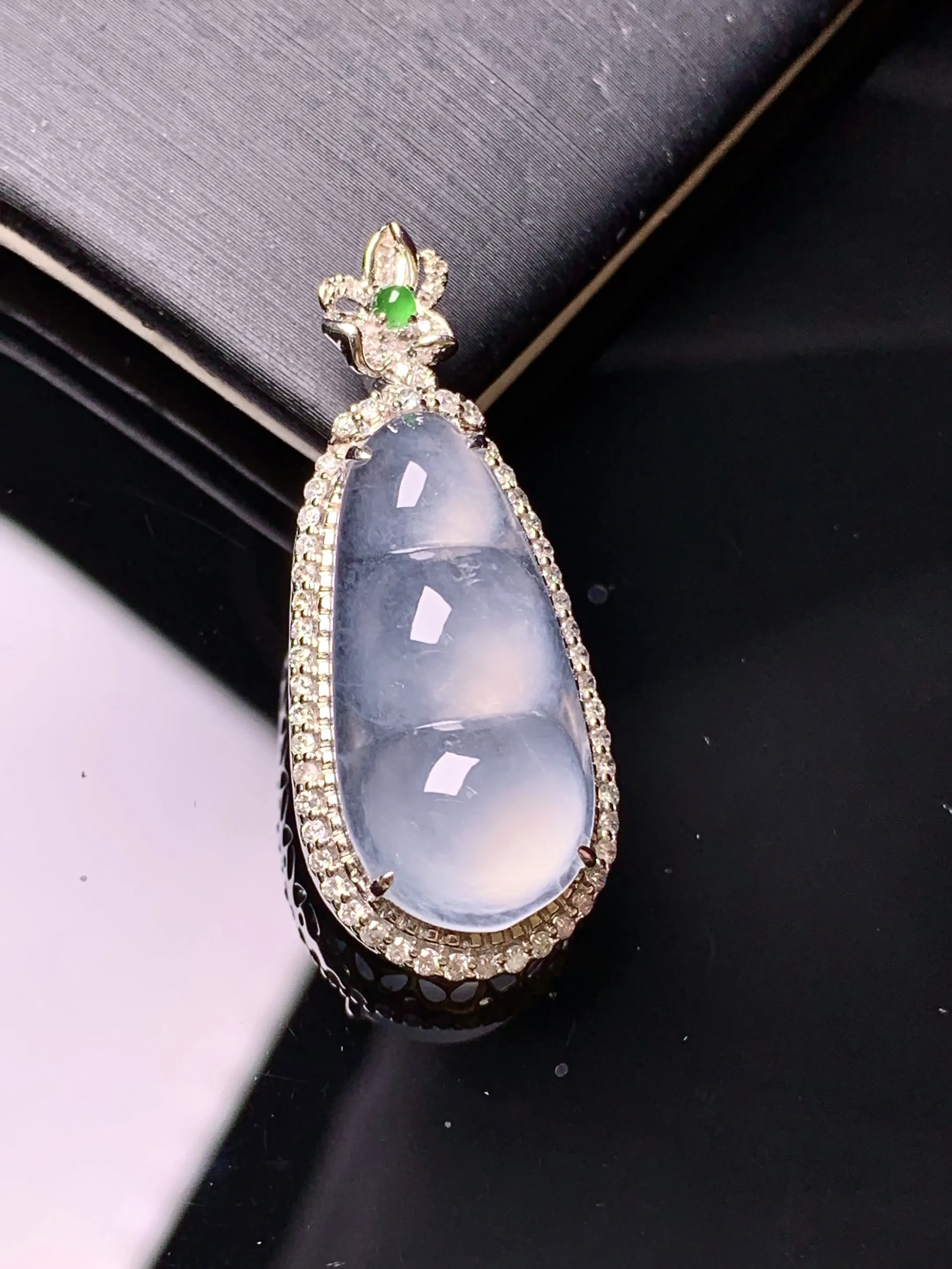 18金钻镶嵌冰种四季豆吊坠 玉质细腻 色泽清新艳丽 整体尺寸34*14.5*10