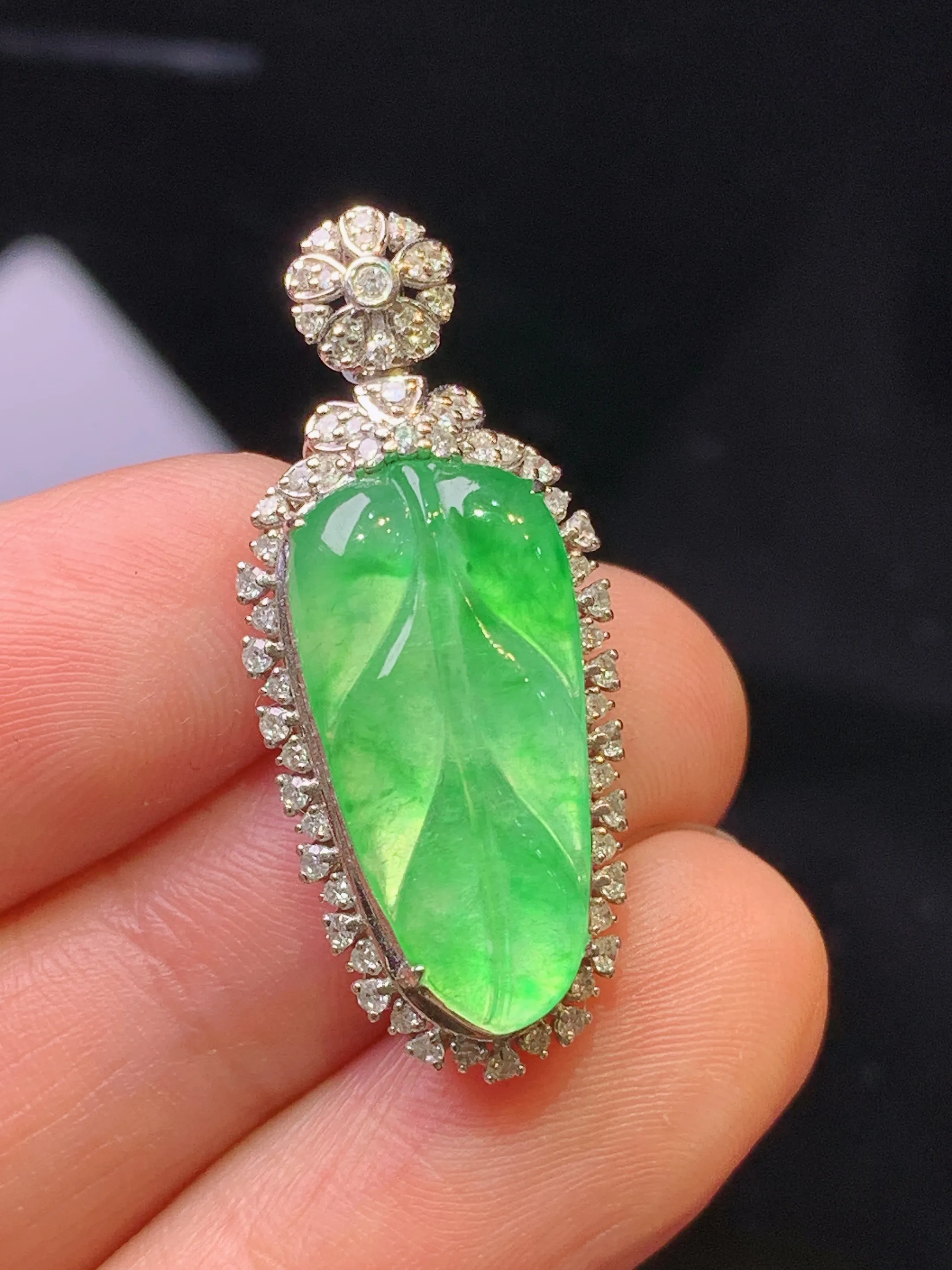 18金钻镶嵌翠绿树叶吊坠 玉质细腻 色泽清新艳丽 整体尺寸31.6*13.2*7.5