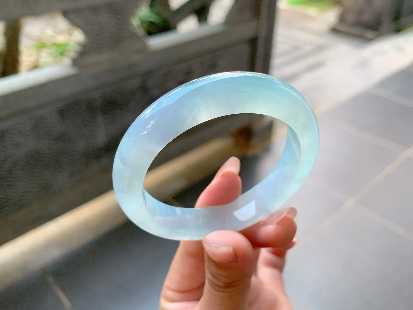 ｜57圈口
冰蓝水贵妃手镯，精致大方，有湖水蓝的透亮感，冰冰的大贵妃