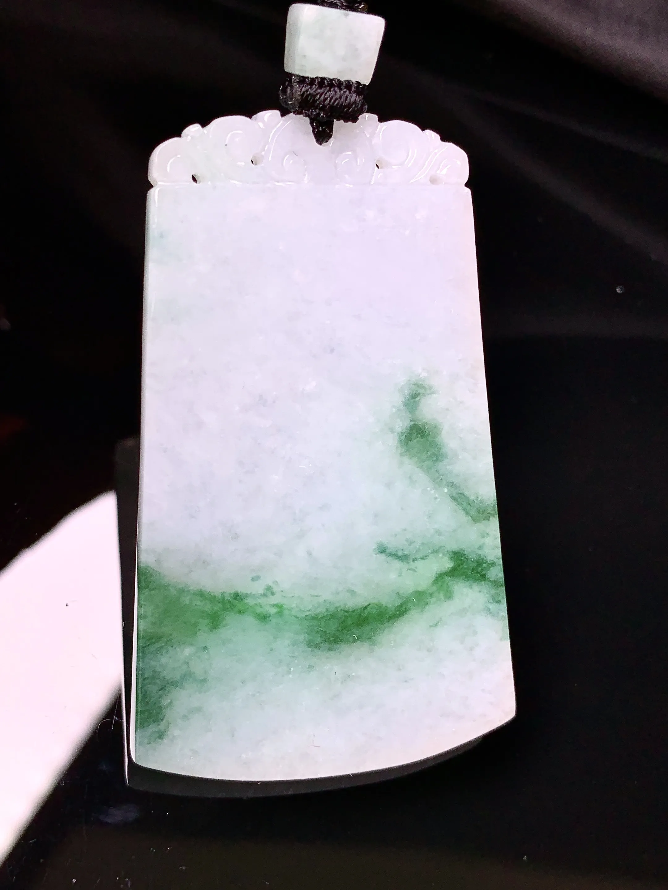 飘绿无事牌吊坠 玉质细腻 色泽清新艳丽 整体尺寸54.3*32.5*4