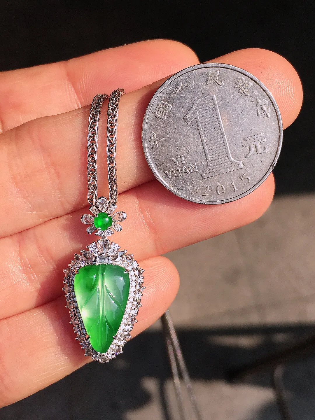 飘绿玉叶吊坠，色泽艳丽，玉质细腻，荧光感超
强，饱满圆润，尽显优雅气质，18k
金豪华镶嵌