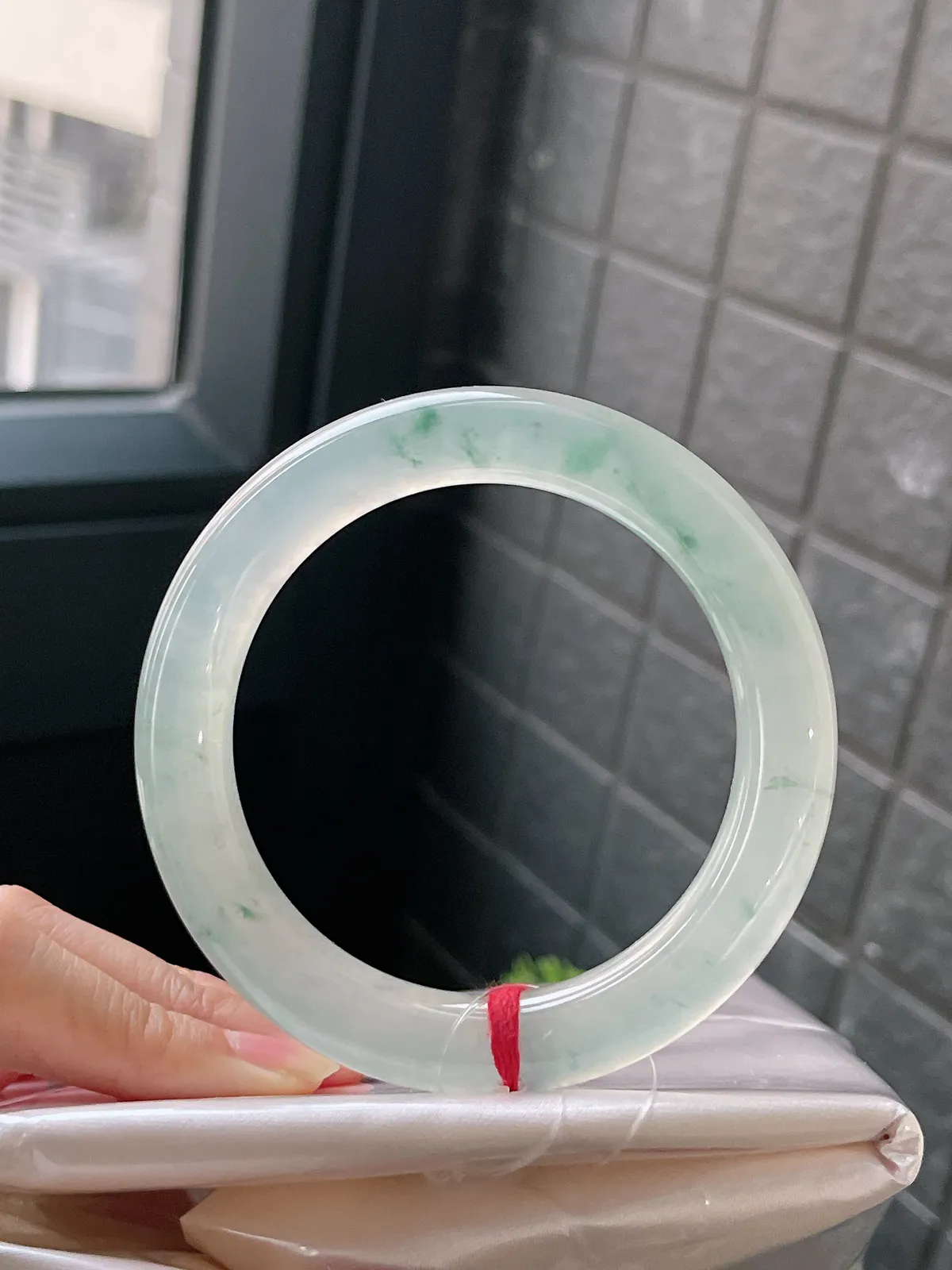 圆镯57.4圈口，翡翠飘绿手镯，种水十足