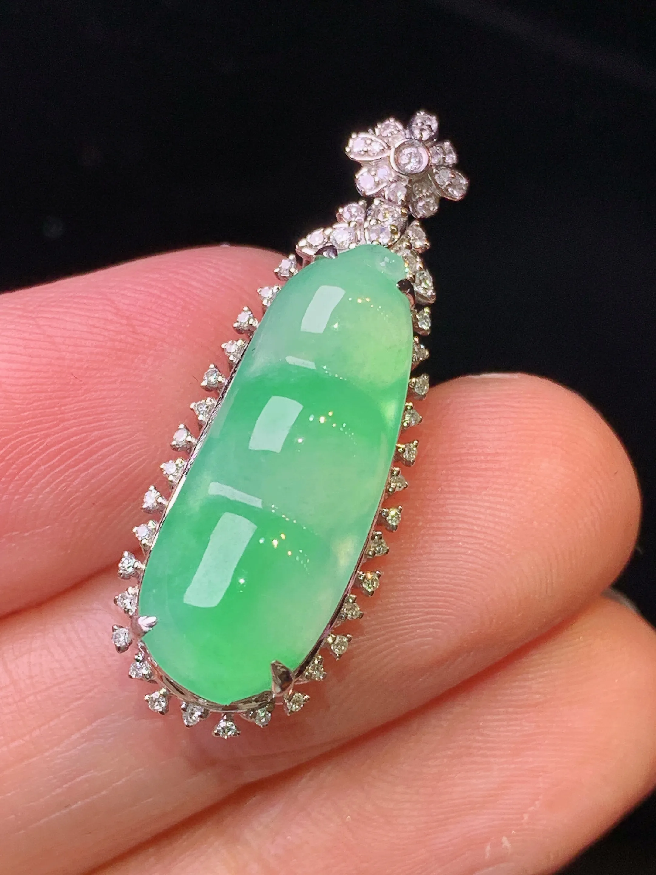 18金钻镶嵌翠绿四季豆吊坠 玉质细腻 色泽清新艳丽 整体尺寸31*11*8.8